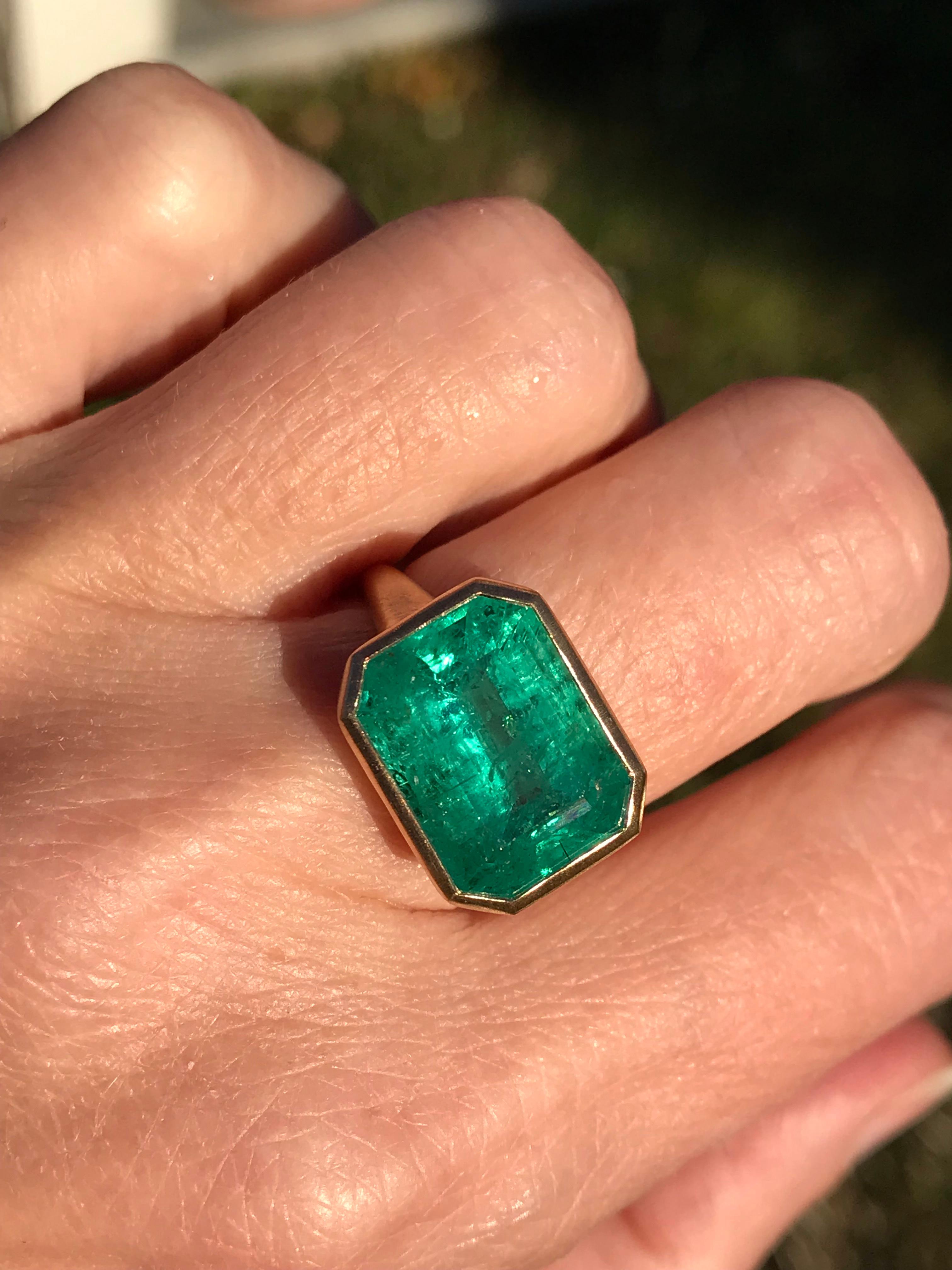 Dalben Design One of a Kind Ring aus 18k Gelbgold mit einem 7,2 Karat Smaragd in Lünettenfassung. 
Ring Größe 7  USA - EU 54 mit Größenanpassung an die meisten Fingergrößen. 
Lünette Stein Abmessungen :
breite 15,7 mm
höhe 12,2 mm
Der Ring wurde in