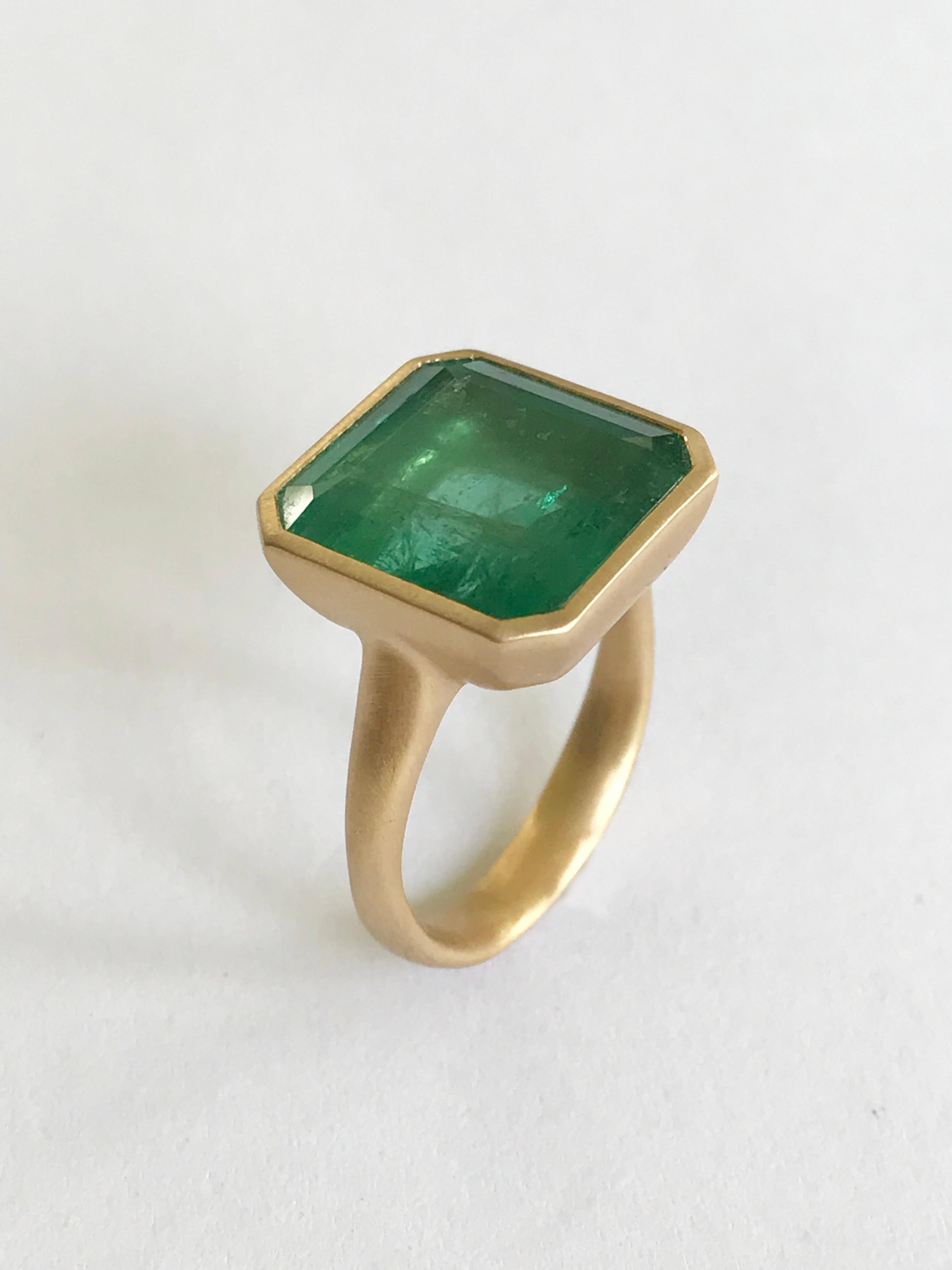 Contemporary Dalben 10, 63 Carat Emerald Yellow Gold Ring