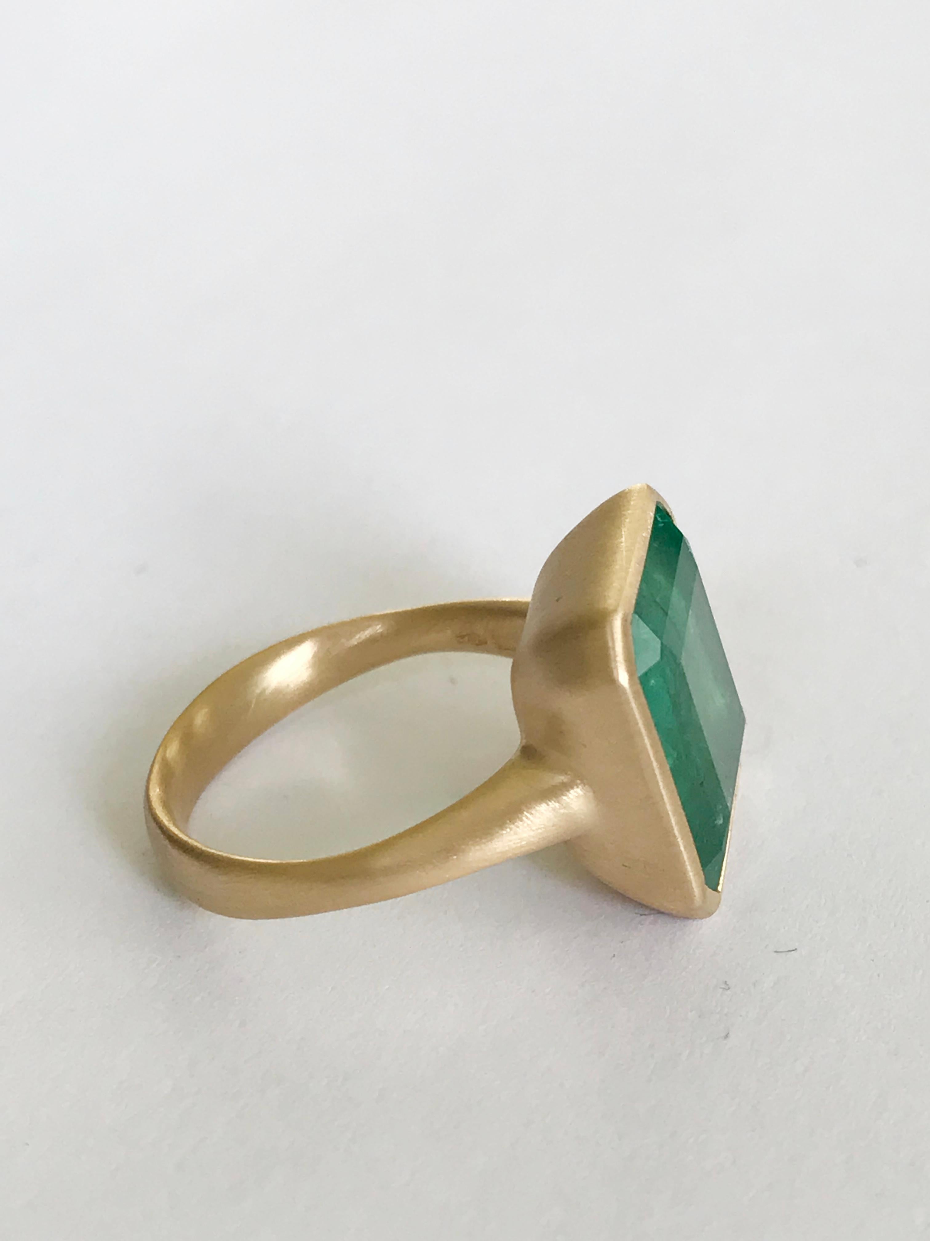 Dalben 10, 63 Carat Emerald Yellow Gold Ring In New Condition In Como, IT