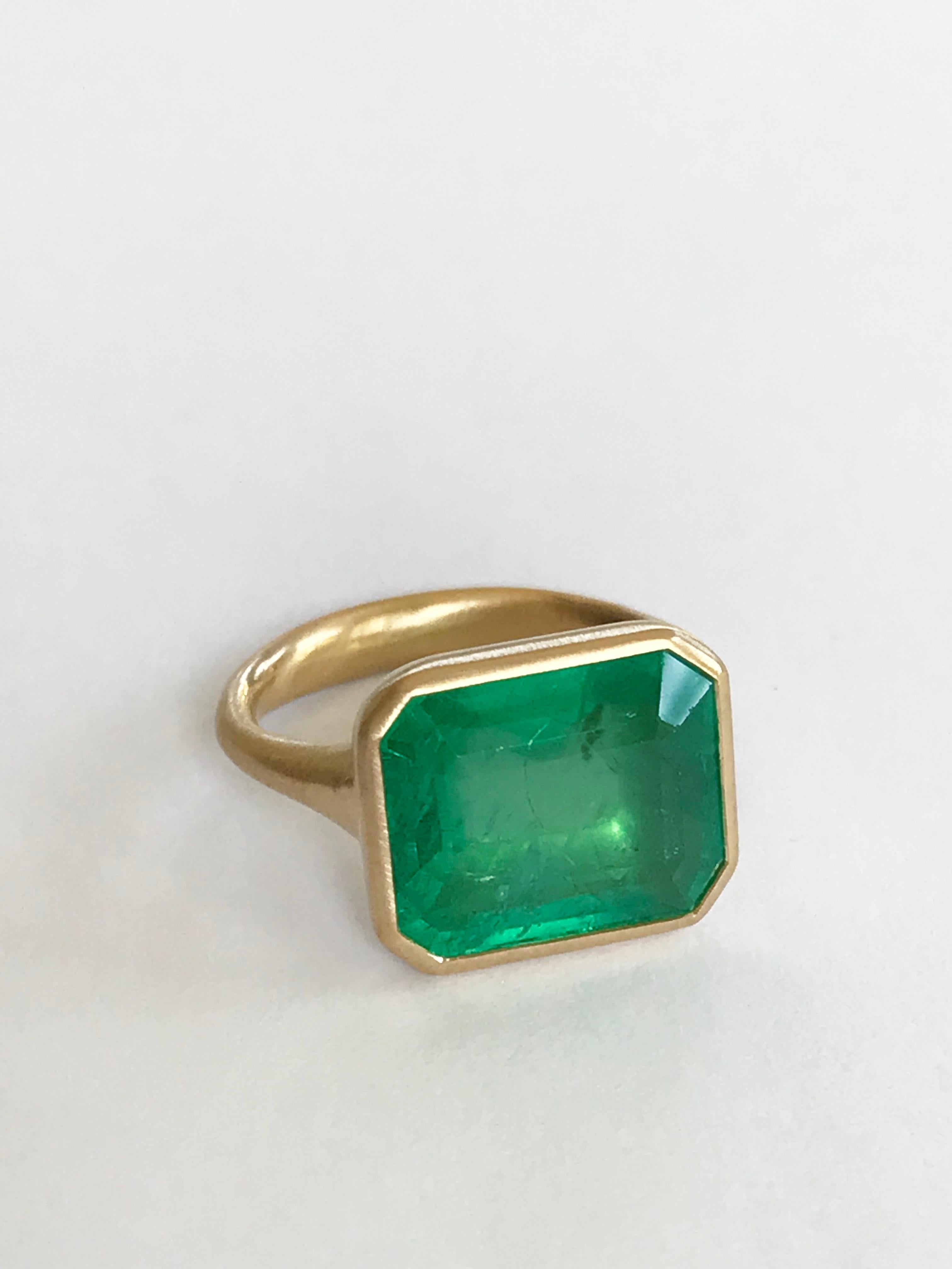 Dalben 8 Carat Emerald Yellow Gold Ring For Sale 4