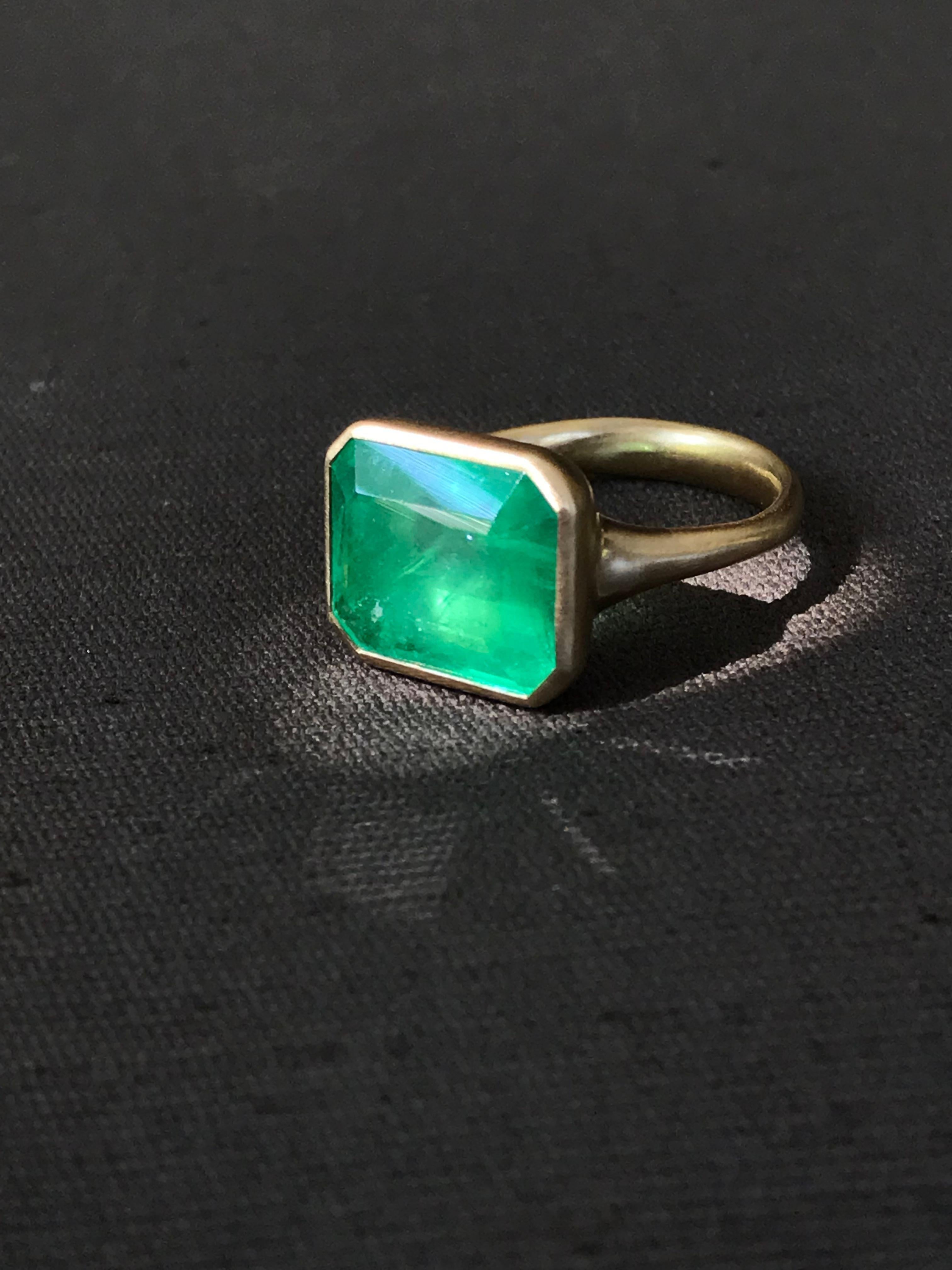 Dalben 8 Carat Emerald Yellow Gold Ring For Sale 6