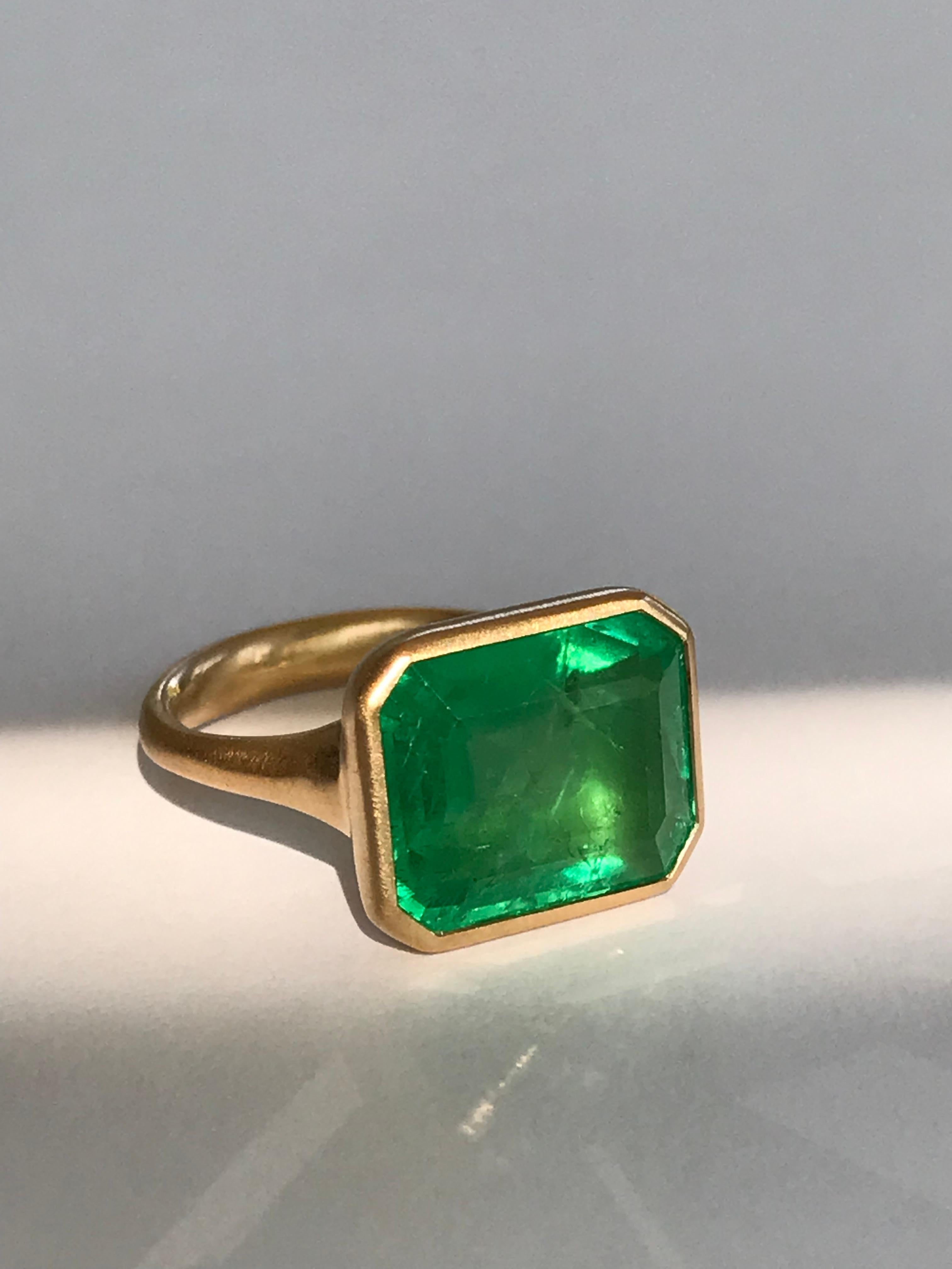 Dalben 8 Carat Emerald Yellow Gold Ring For Sale 7
