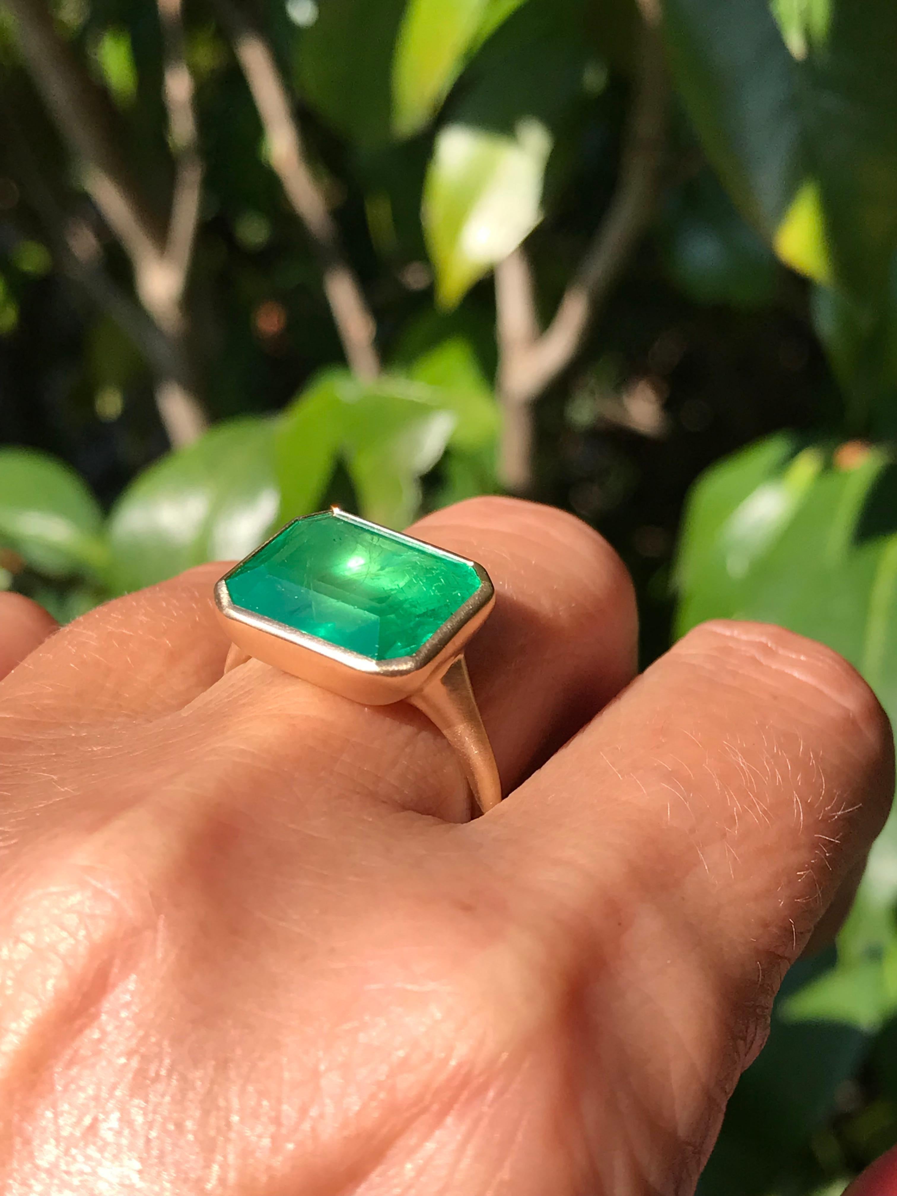Contemporary Dalben 8 Carat Emerald Yellow Gold Ring For Sale