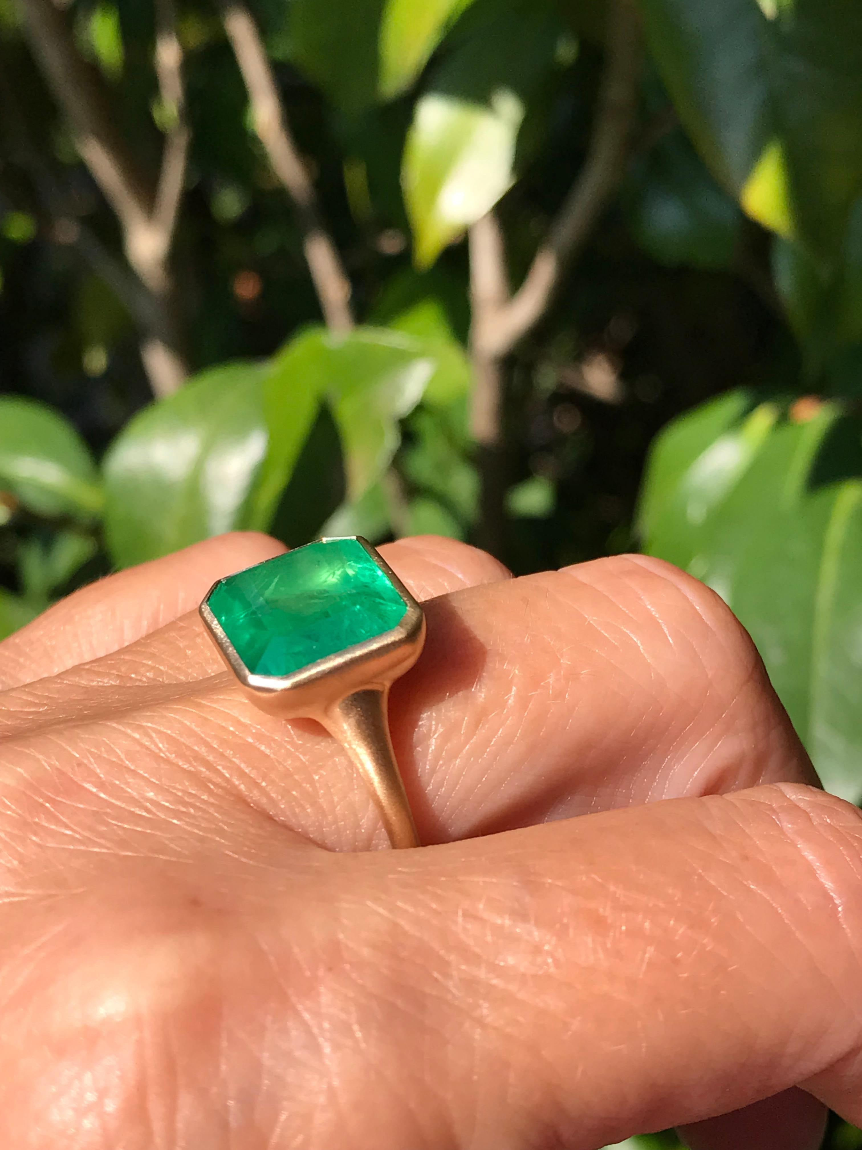 Emerald Cut Dalben 8 Carat Emerald Yellow Gold Ring For Sale