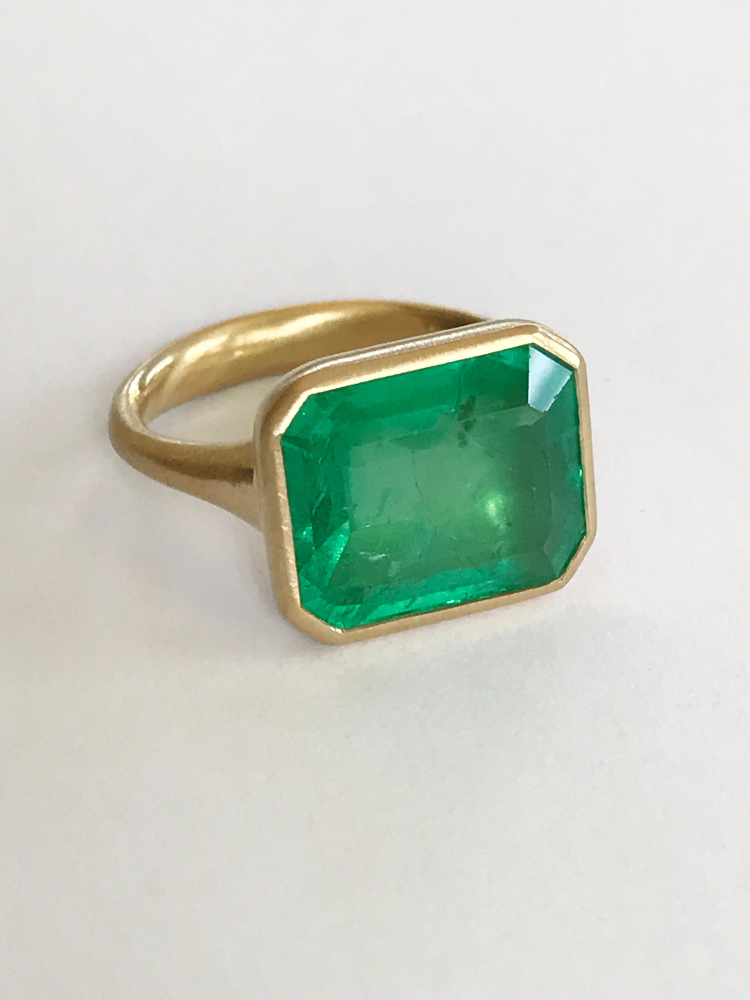Women's Dalben 8 Carat Emerald Yellow Gold Ring For Sale