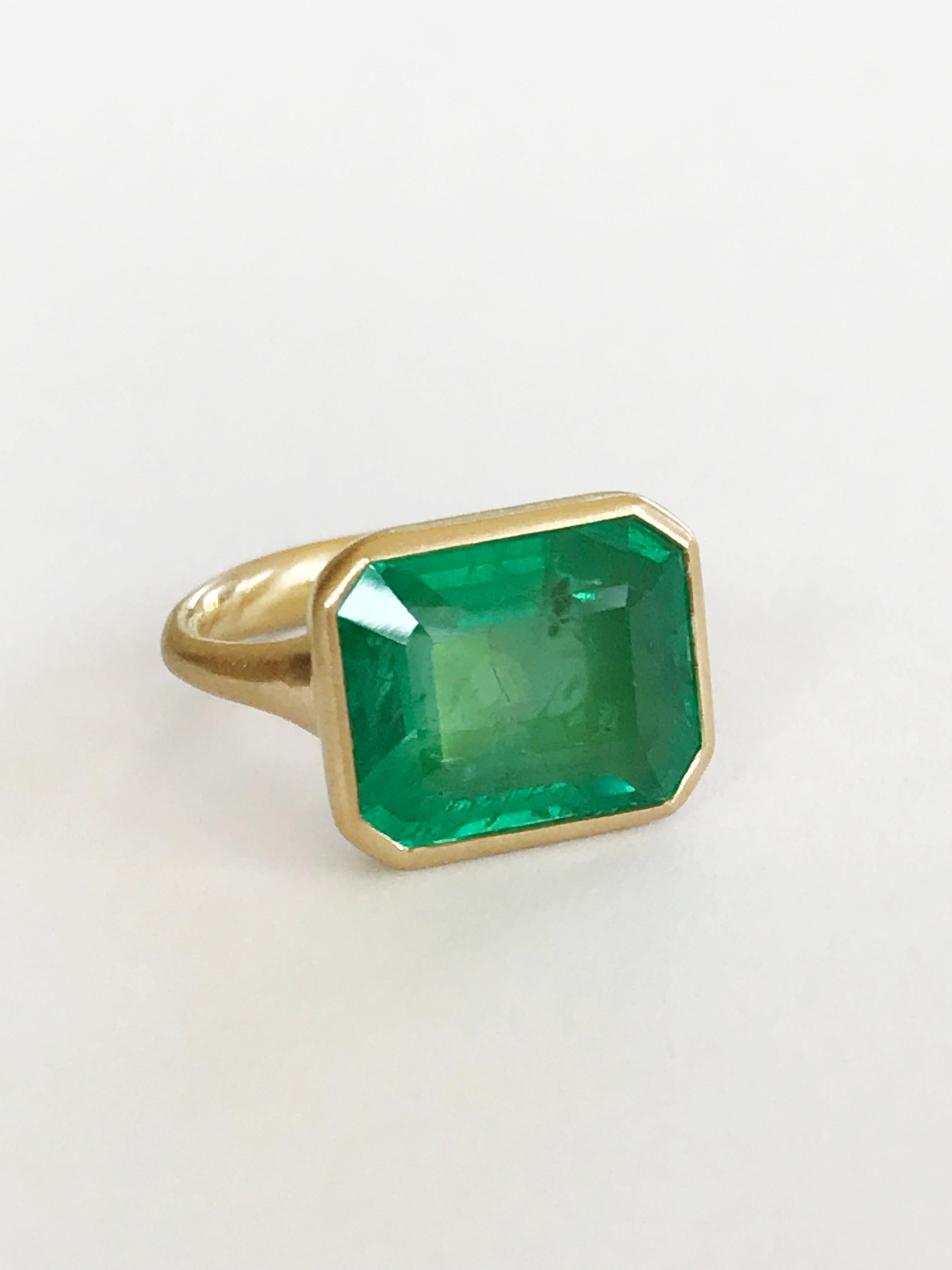 Dalben 8 Carat Emerald Yellow Gold Ring For Sale 1