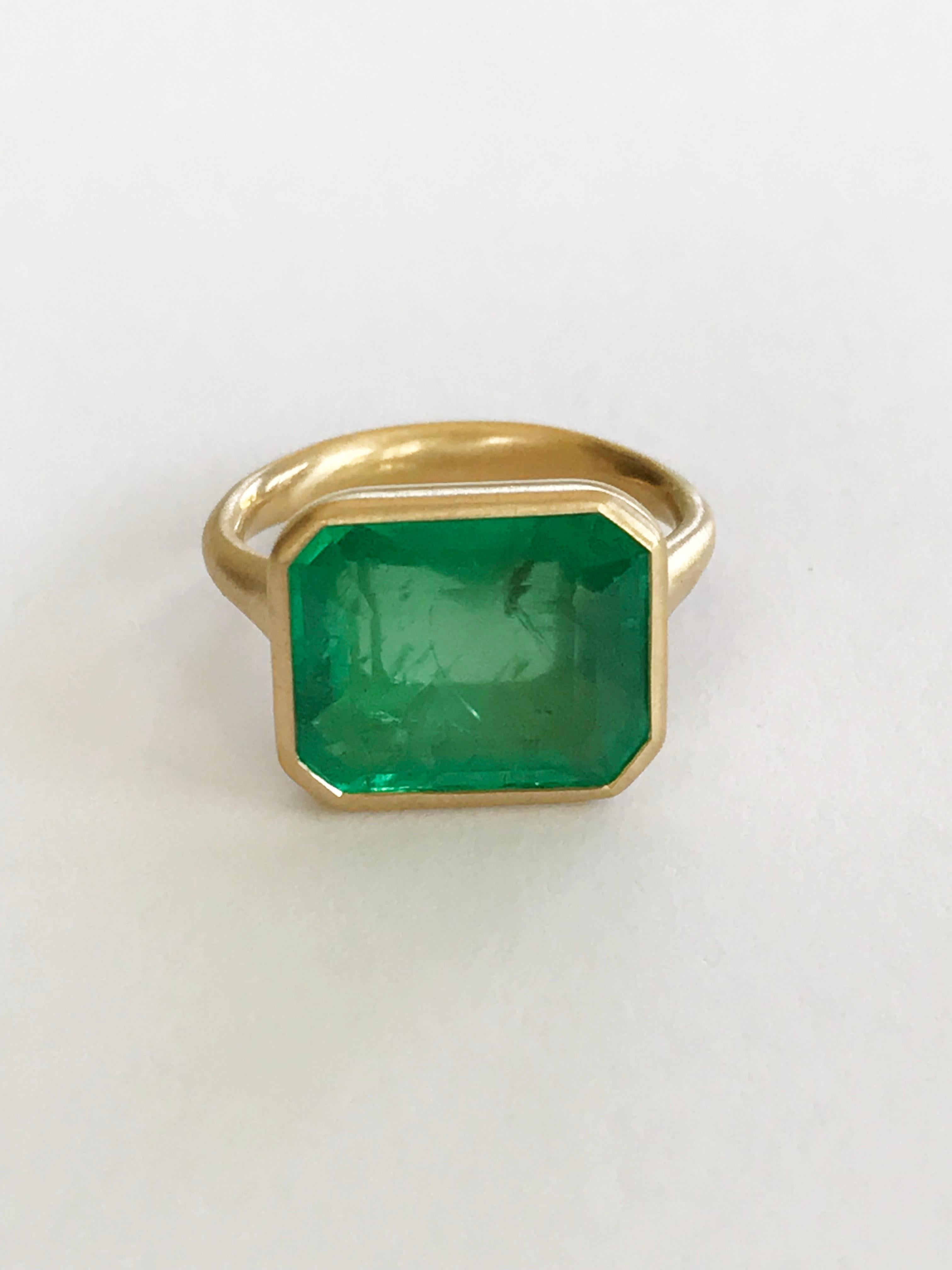 Dalben 8 Carat Emerald Yellow Gold Ring For Sale 2