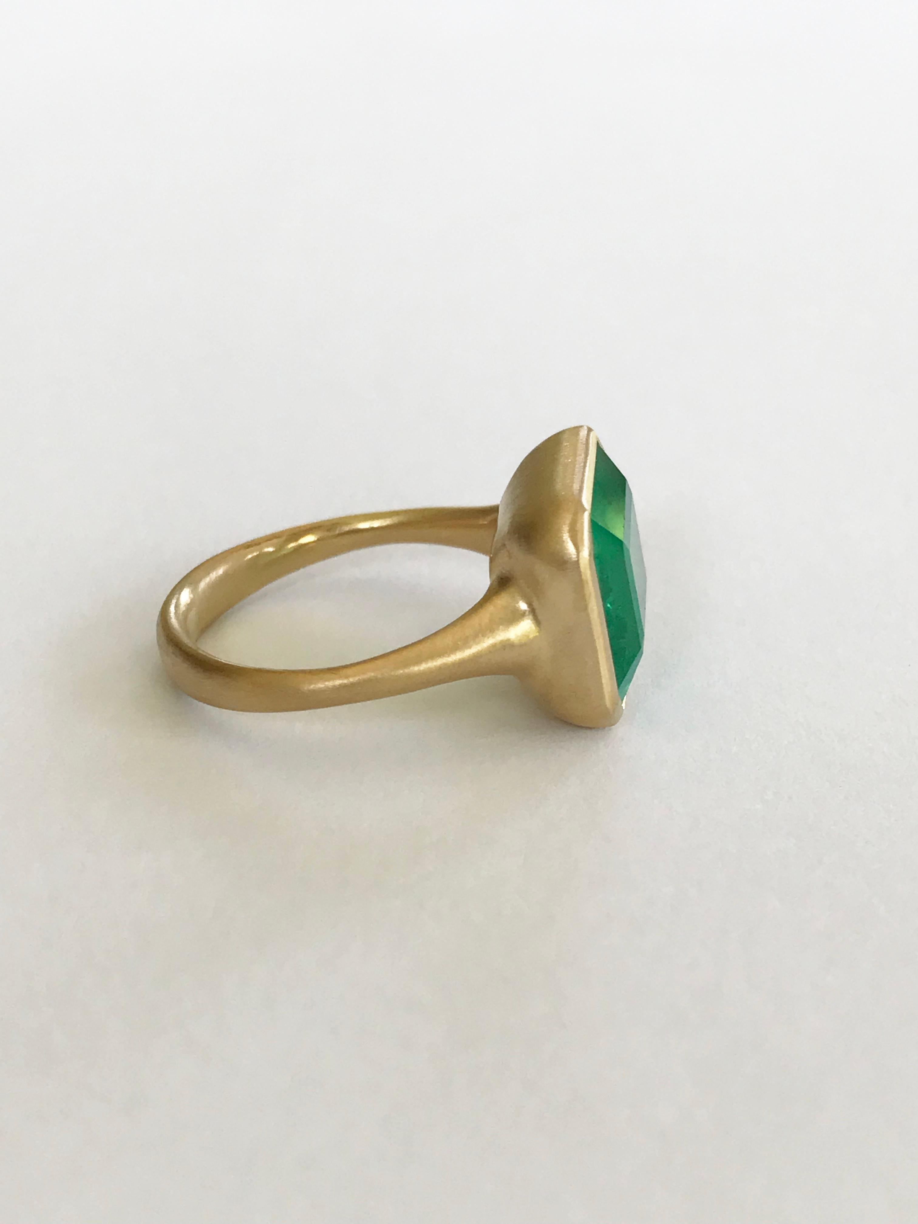 Dalben 8 Carat Emerald Yellow Gold Ring For Sale 3