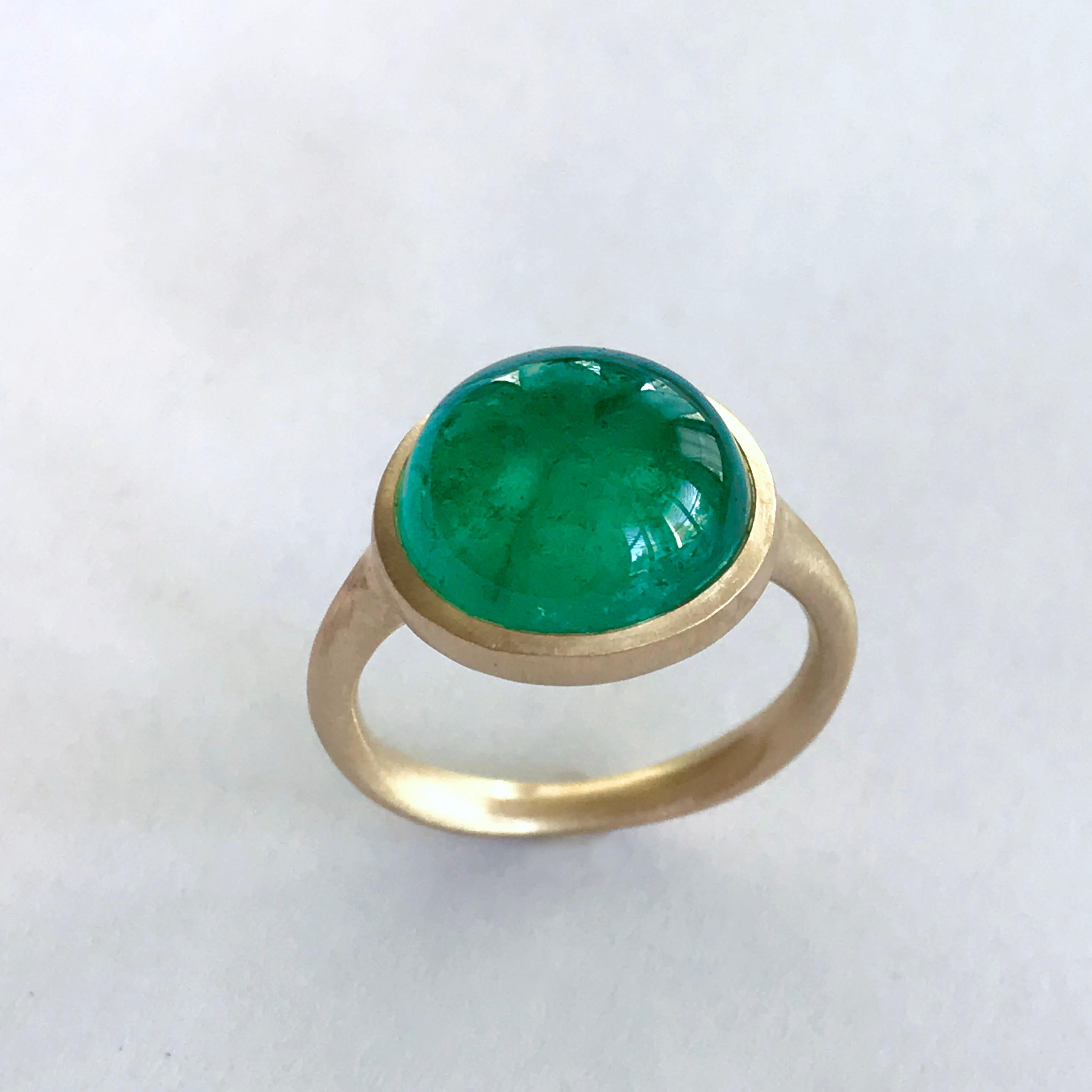 Contemporary Dalben 8, 89 Carat Cabochon Cut Colombian Emerald Yellow Gold Ring