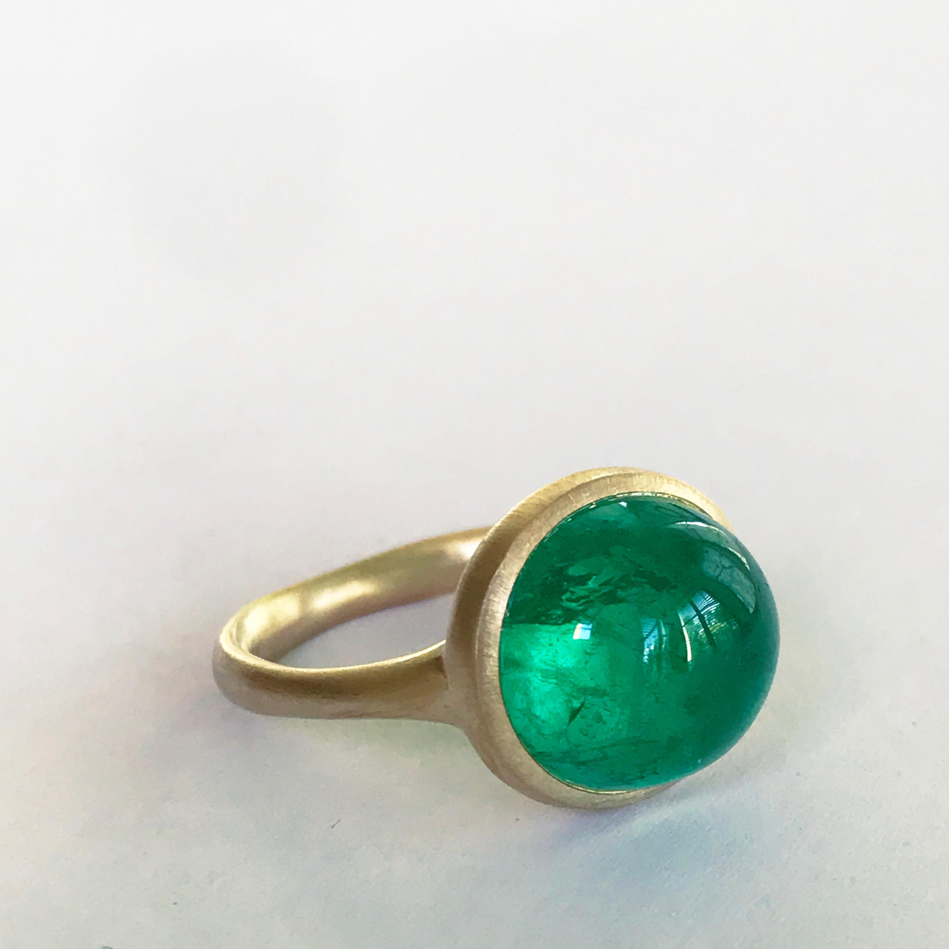 Dalben 8, 89 Carat Cabochon Cut Colombian Emerald Yellow Gold Ring In New Condition In Como, IT