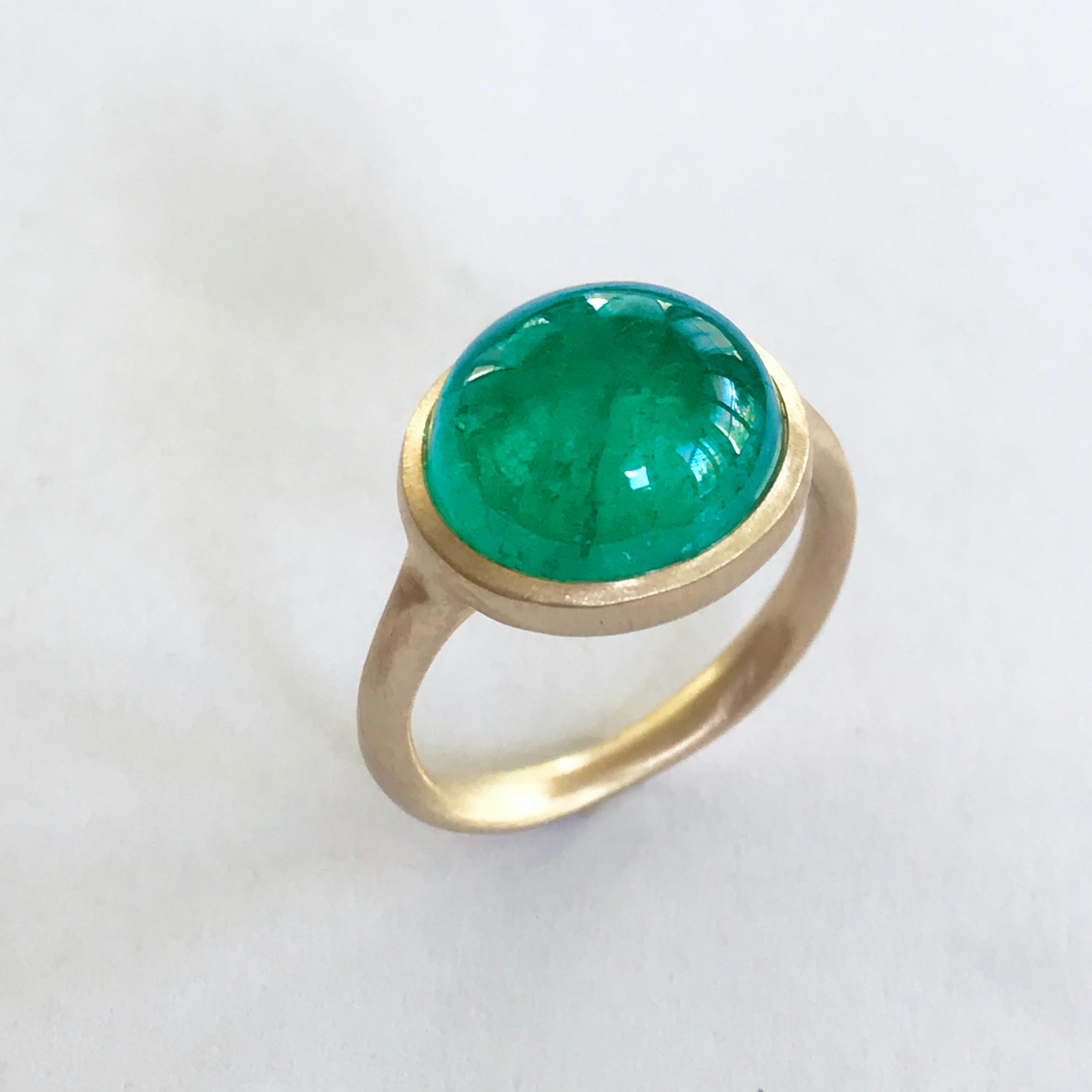 Women's Dalben 8, 89 Carat Cabochon Cut Colombian Emerald Yellow Gold Ring