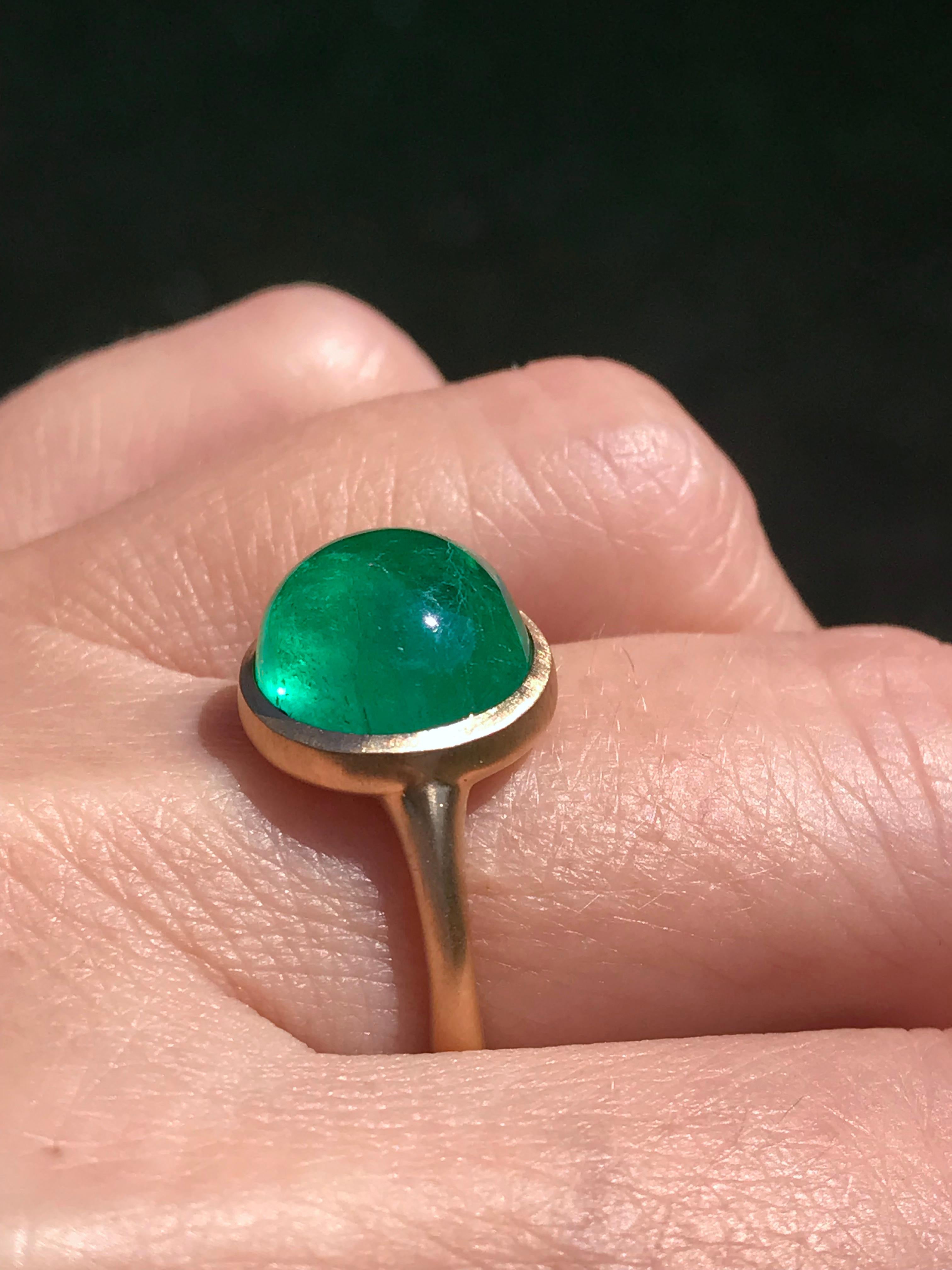 Dalben 8, 89 Carat Cabochon Cut Colombian Emerald Yellow Gold Ring 3