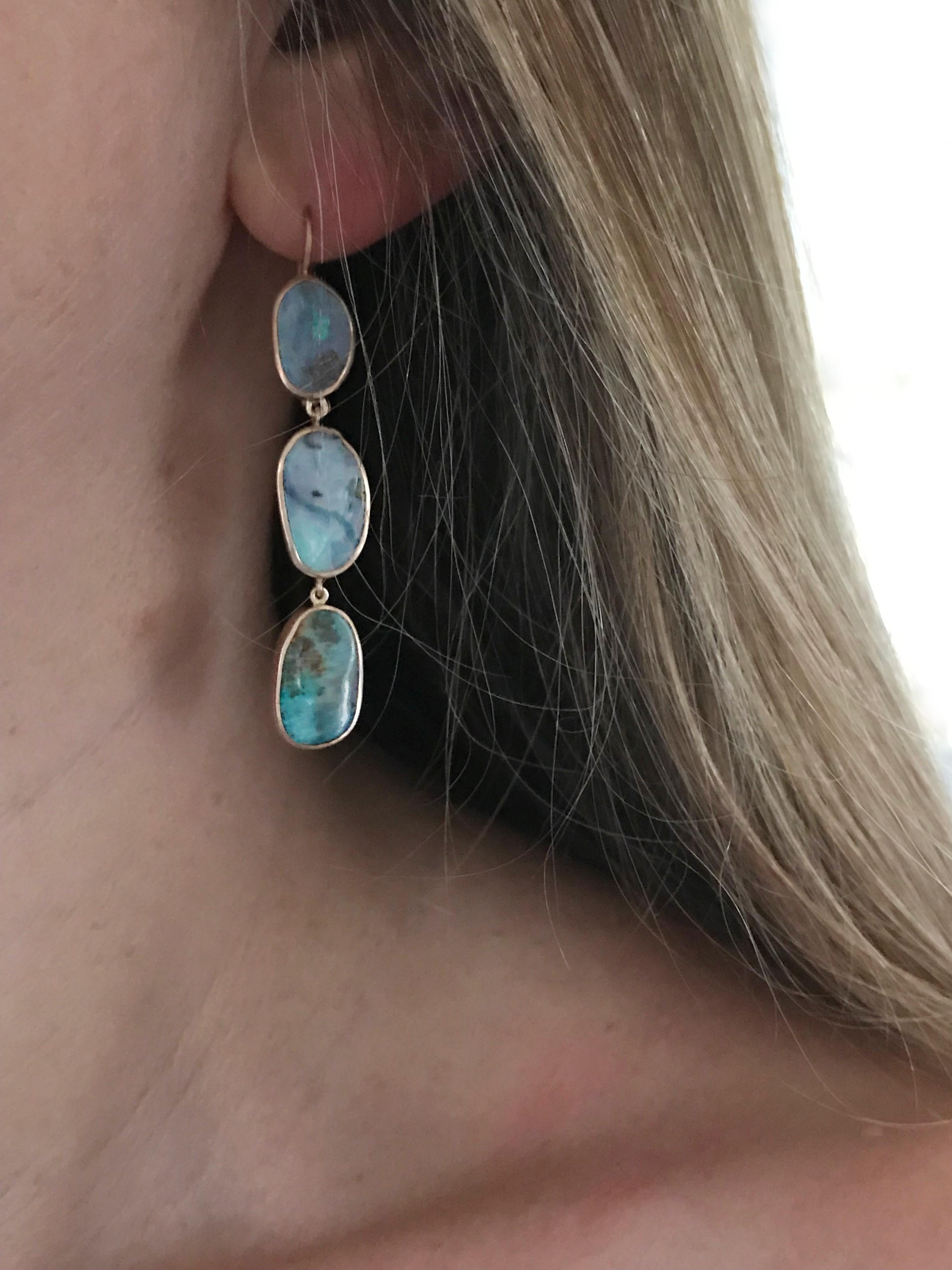 Contemporain Dalben Boucles d'oreilles pendantes en or rose et opale de roche australienne en vente