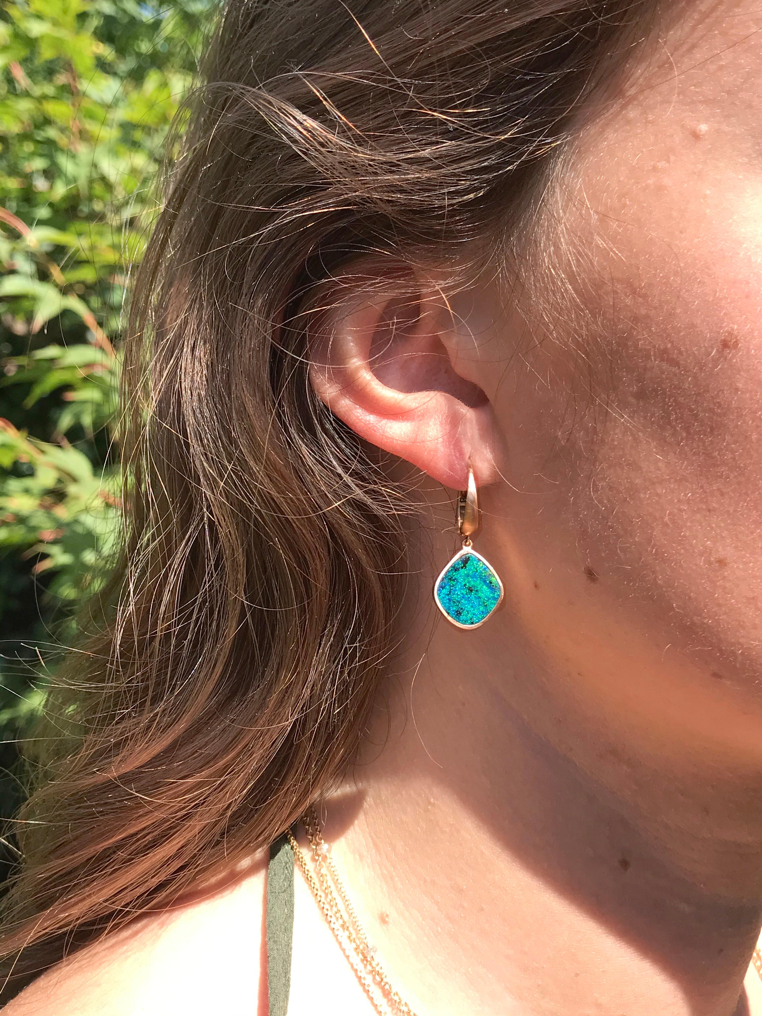 Dalben Australische Boulder-Opal-Ohrringe aus Roségold (Rohschliff) im Angebot