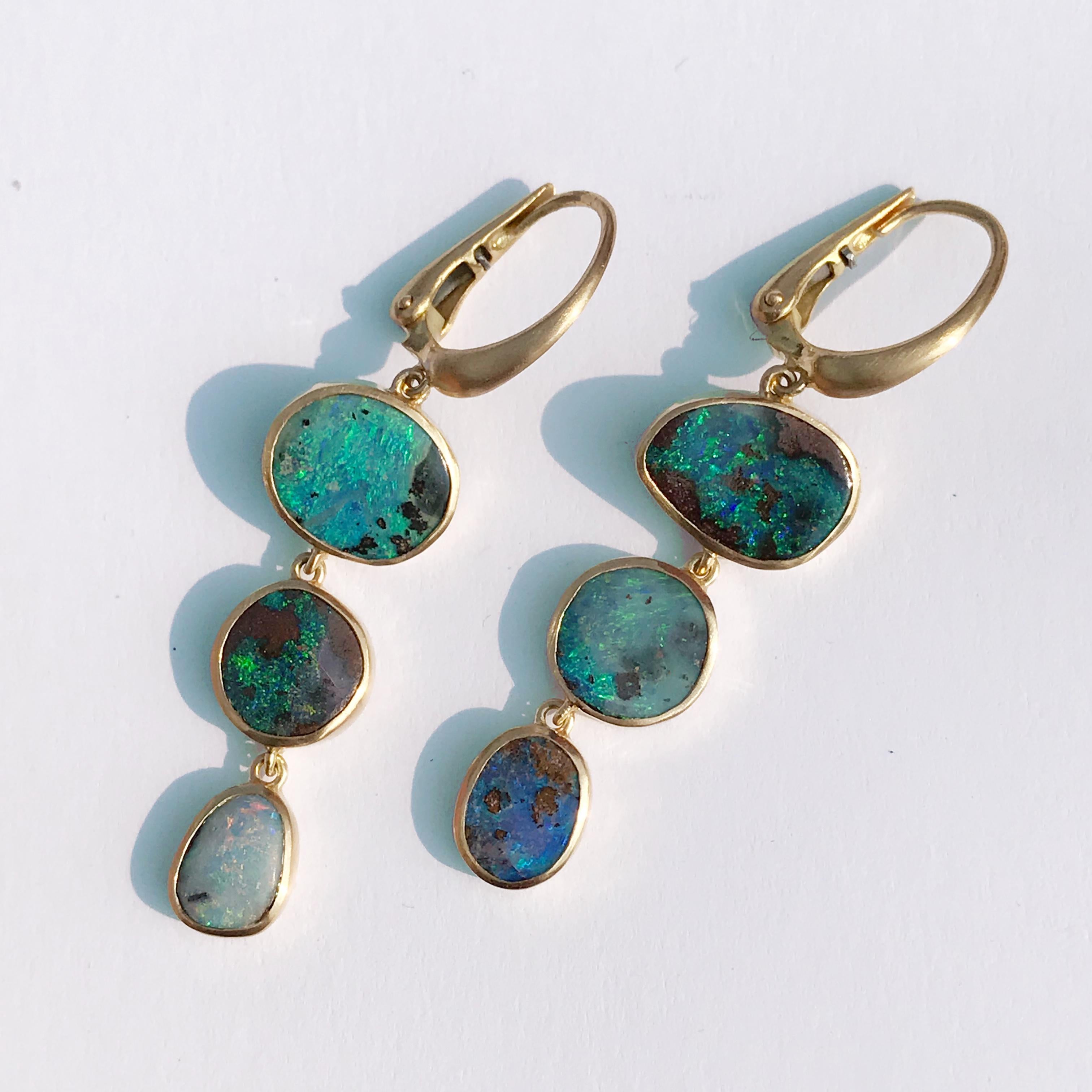 Dalben Boucles d'oreilles pendantes en or jaune avec opale de roche australienne en vente 2
