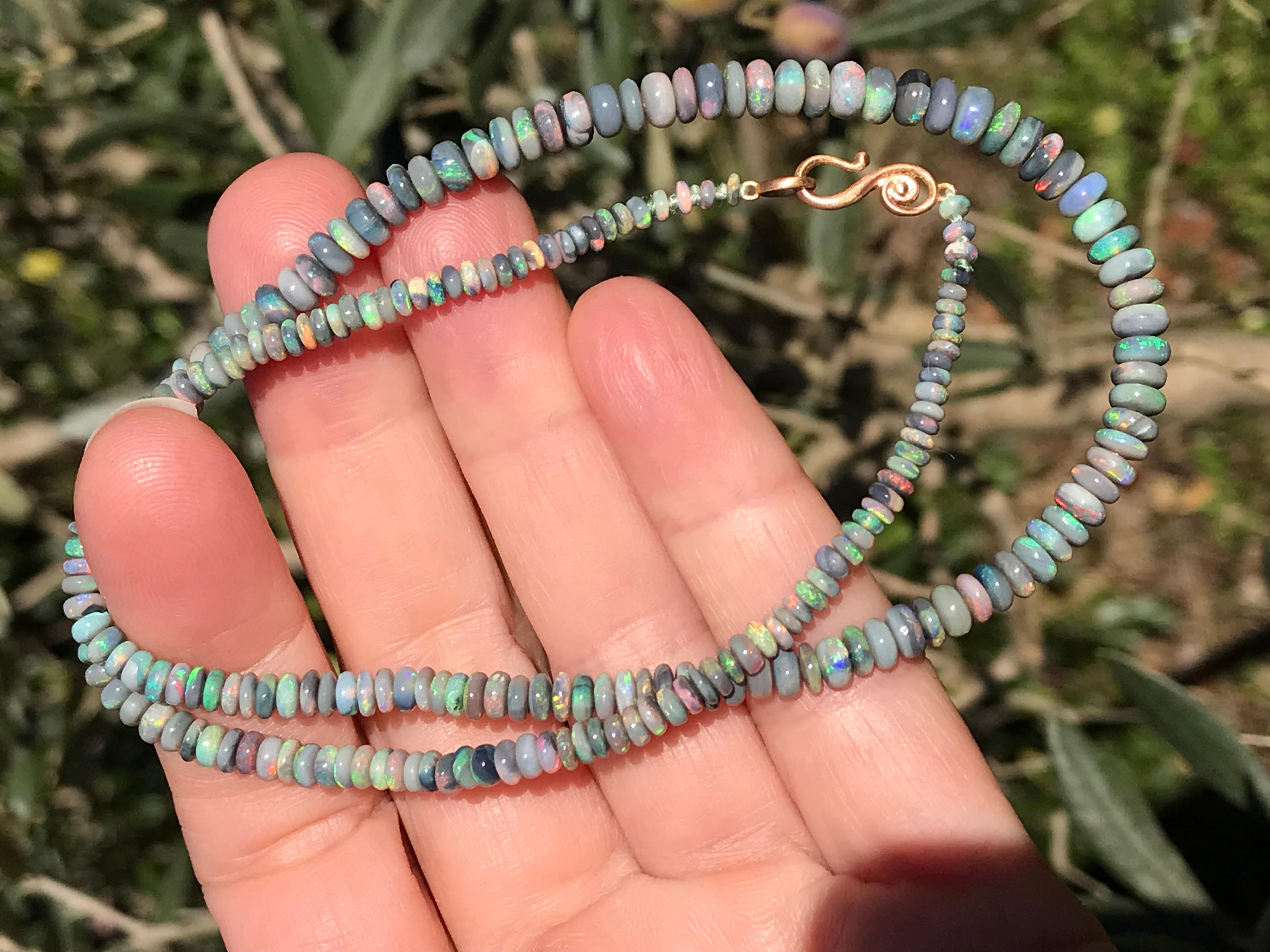Collana artigianale di design Dalben composta da  Opali australiani da 41 carati di Lightning Ridge e chiusura satinata in oro rosa 18 carati. 
La lunghezza della collana è di 16,5 pollici (42 cm).
Le dimensioni degli opali vanno da 4,8 x2,2 mm a