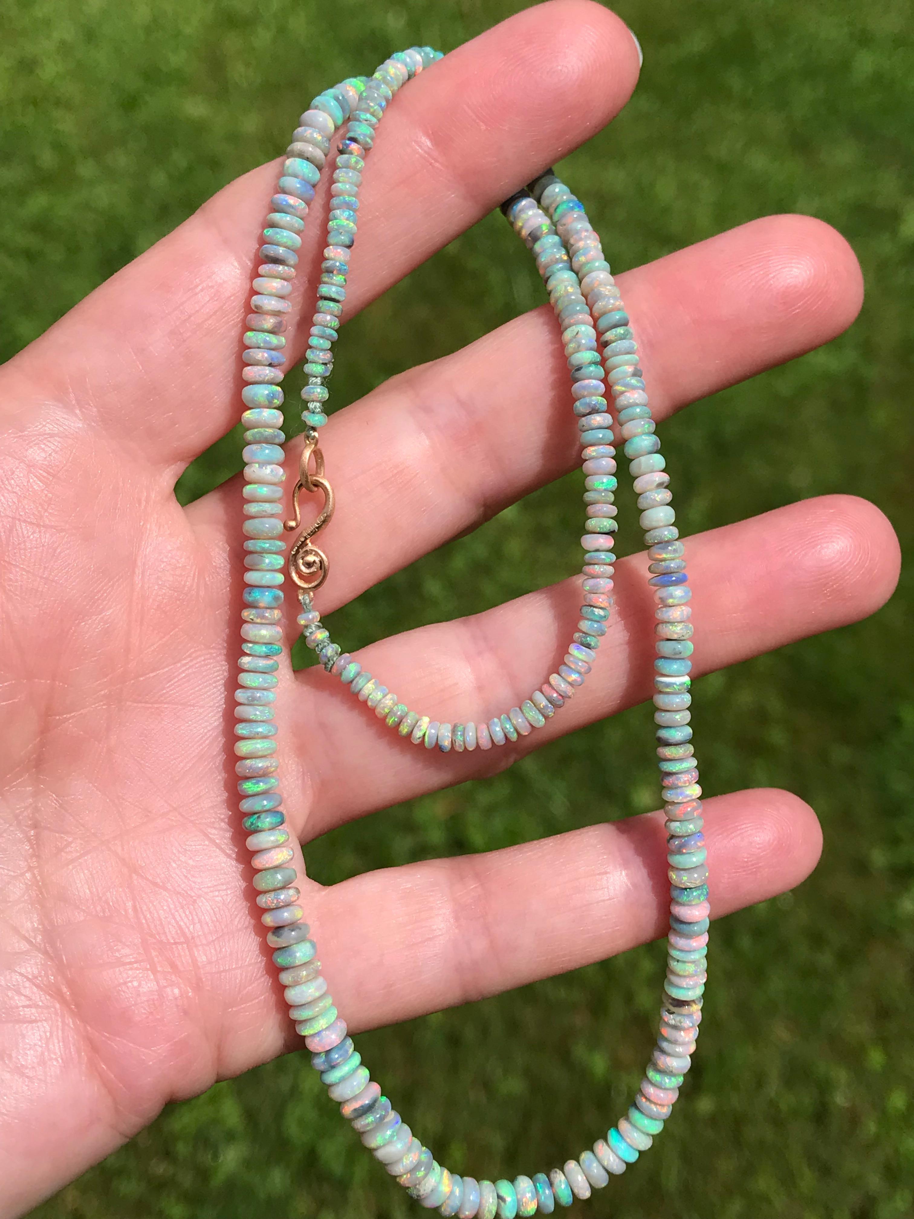 Collier artisanal Dalben Design/One composé de  Opales australiennes de 38 carats  et fermeture en satin d'or rose 18 k. 
La longueur du collier est de 45,5 cm.
Opales de dimensions 4,7x2,7 mm 
Opales couleur bleu pastel rose et vert  avec des