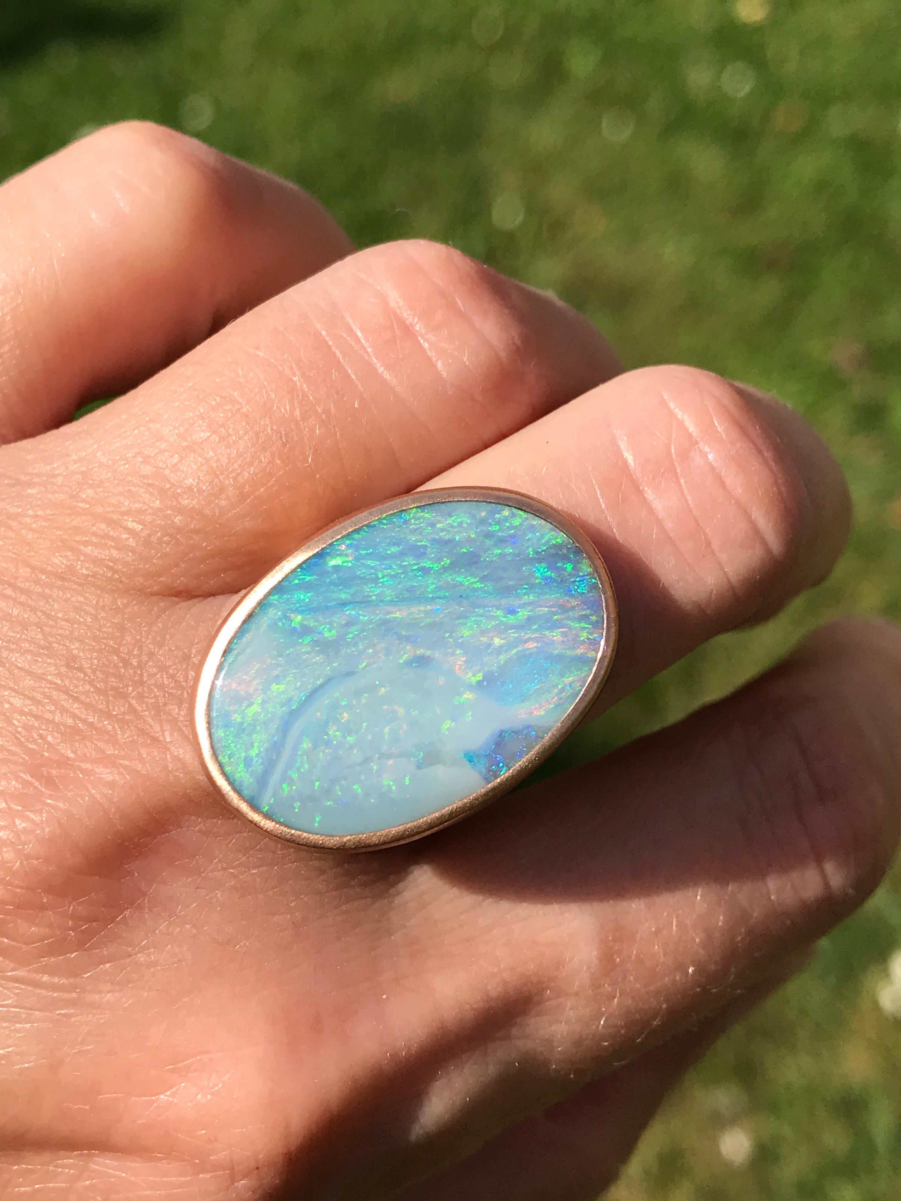 Dalben Design Ring aus satiniertem 18 Karat Roségold mit einem ovalen, hellblauen australischen Boulder-Opal in Lünettenfassung von 14,78 Karat.
Der Opal hat pastellige hellblau-grüne Farben mit einigen rosa Wellen.
Ringgröße 7 1/4 - EU 55 mit