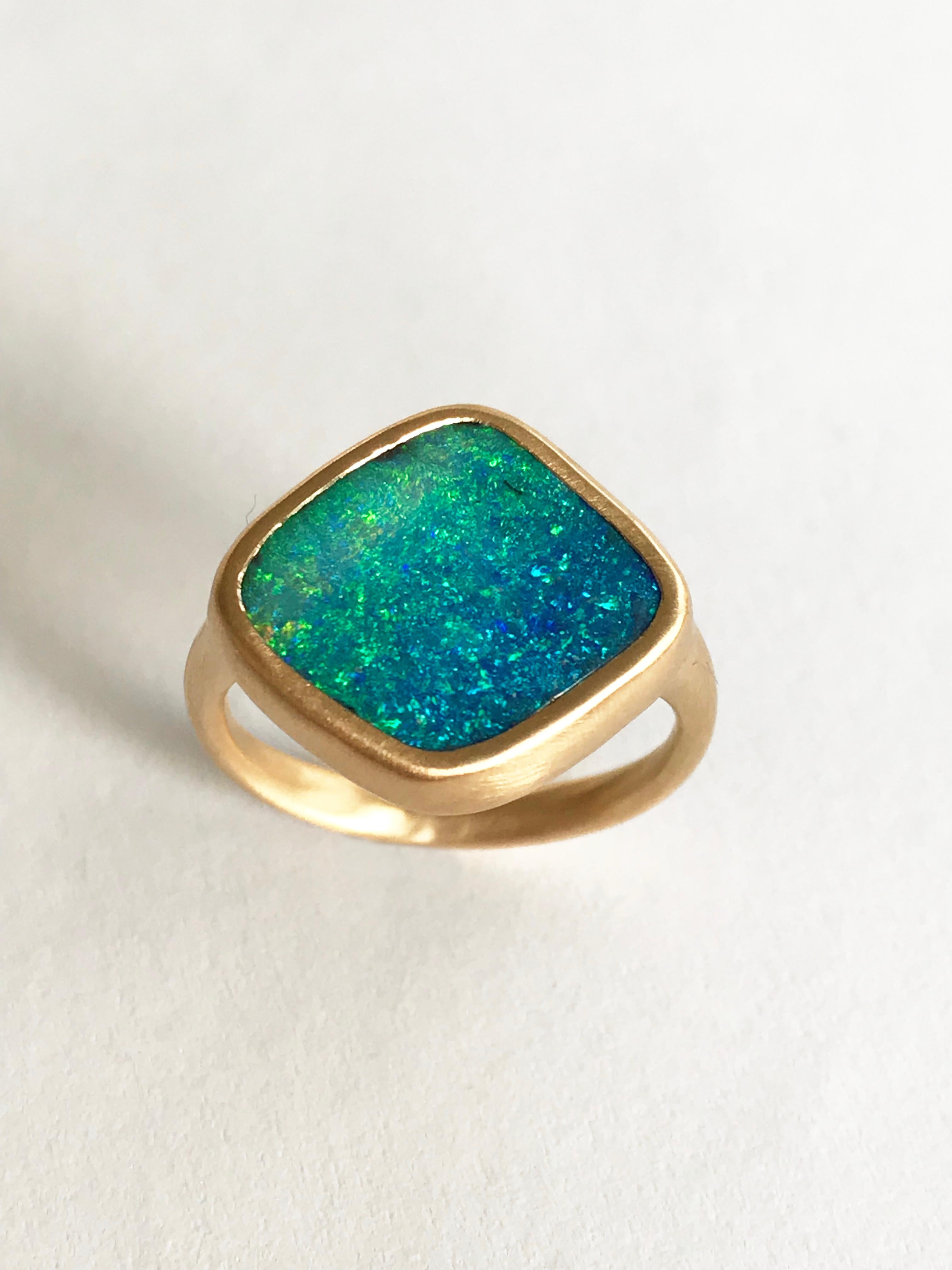 Gelbgoldring mit blauem, grünem Boulder-Opal von Dalben im Angebot 5