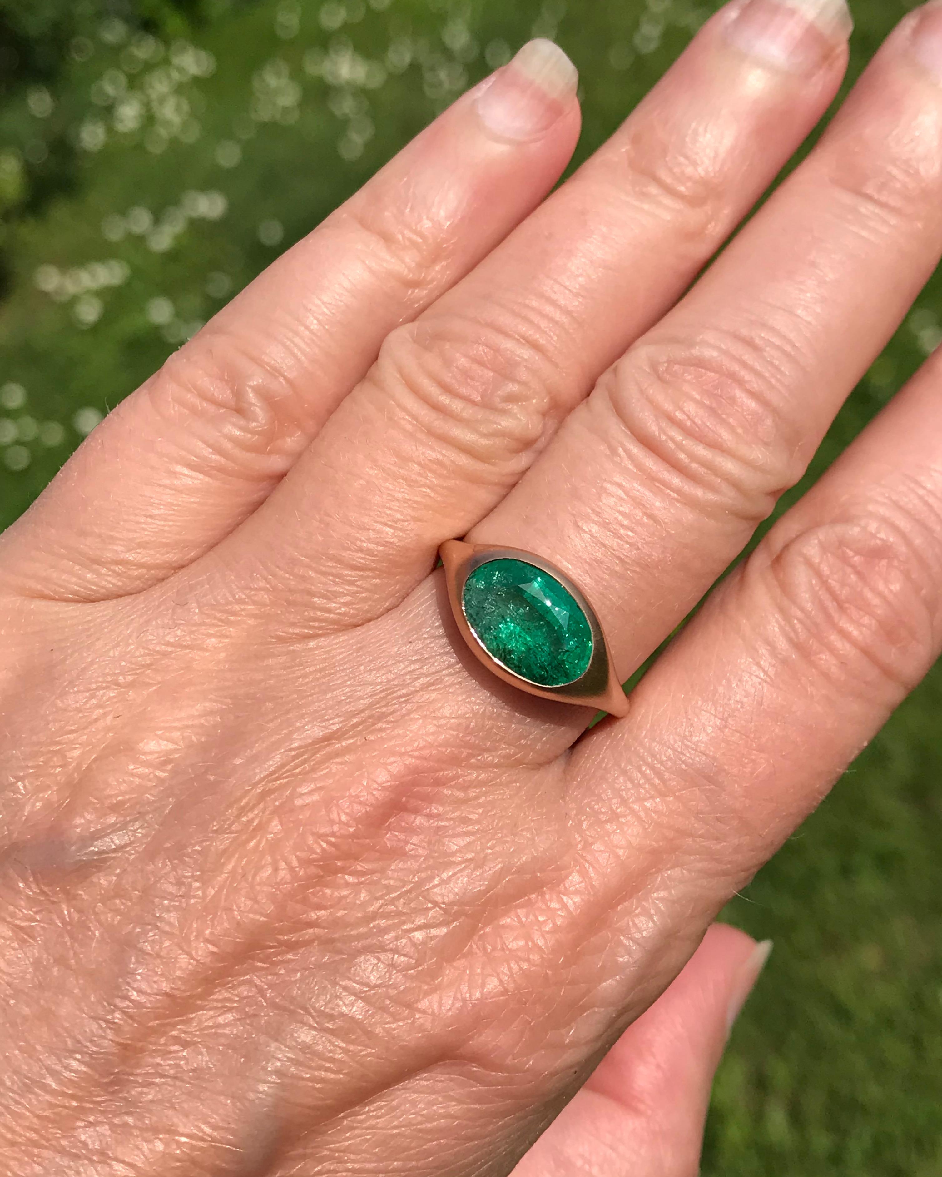 Dalben Design 3, 16 Karat Smaragd-Ring aus Roségold im Zustand „Neu“ im Angebot in Como, IT