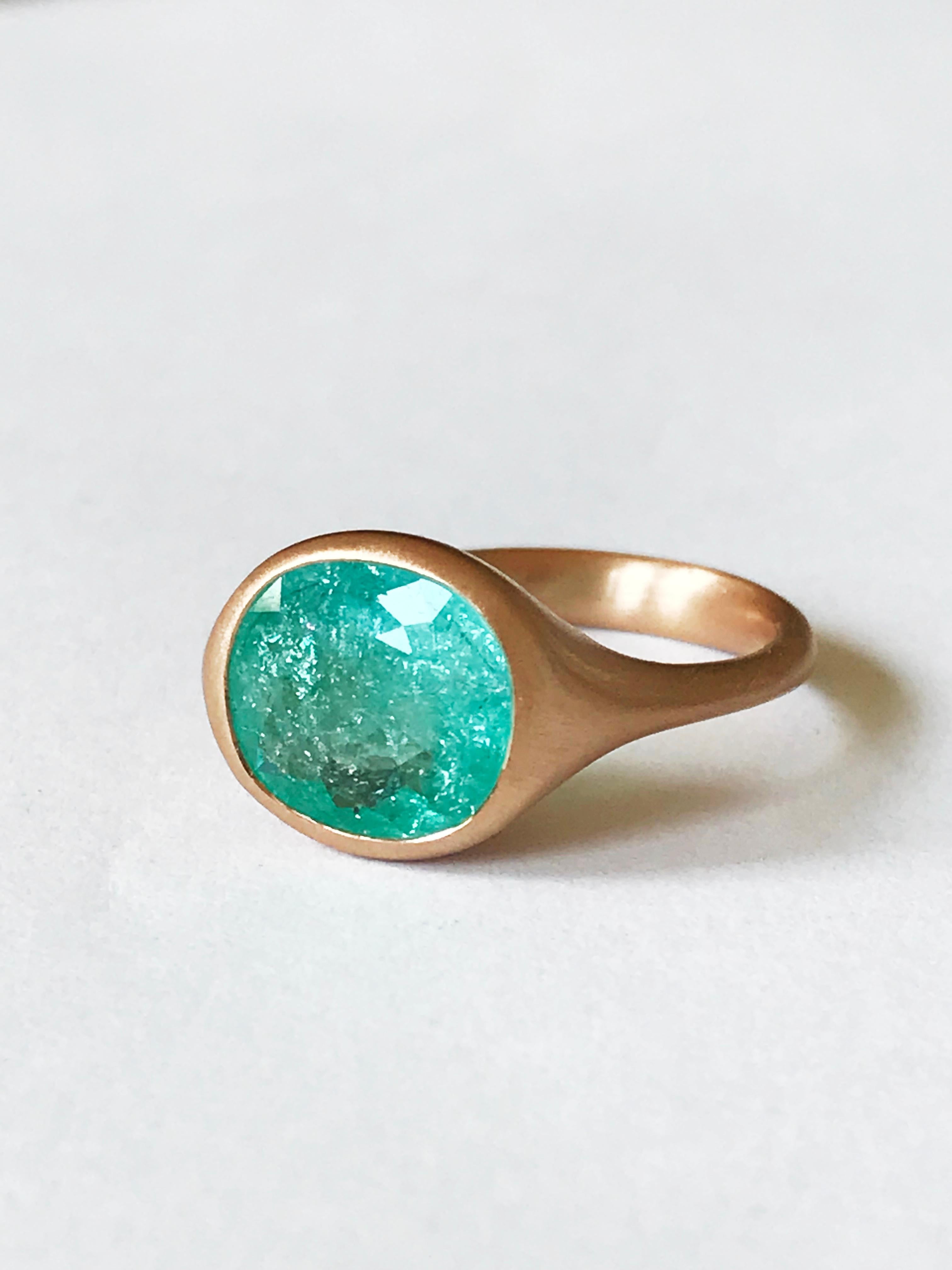 Design/One  Bague en or rose 18k satiné avec une tourmaline Paraiba du Mozambique de 3,78 carats sertie d'un chaton ovale à facettes de couleur bleu vert certifié. 
Bague de taille 7 1/4 USA - EU 55 adaptable à la plupart des tailles de doigt.