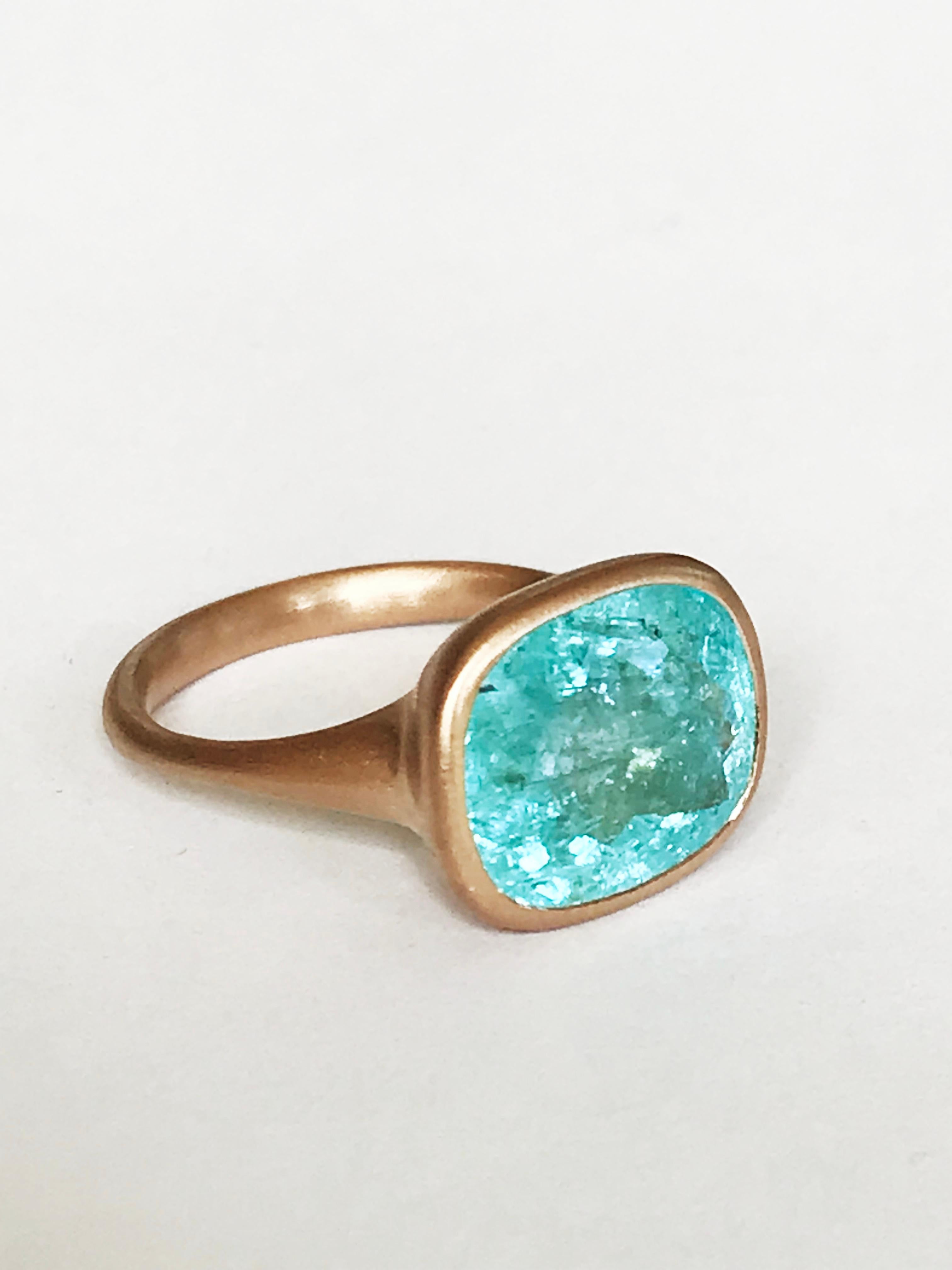 Design Dalben  Anello in oro rosa 18k satinato con un castone di 6,88 carati con tormalina Paraiba di colore blu chiaro sfaccettato e certificato, proveniente dal Mozambico. 
Anello misura 7 1/4 USA - EU 55  ridimensionabile per la maggior parte