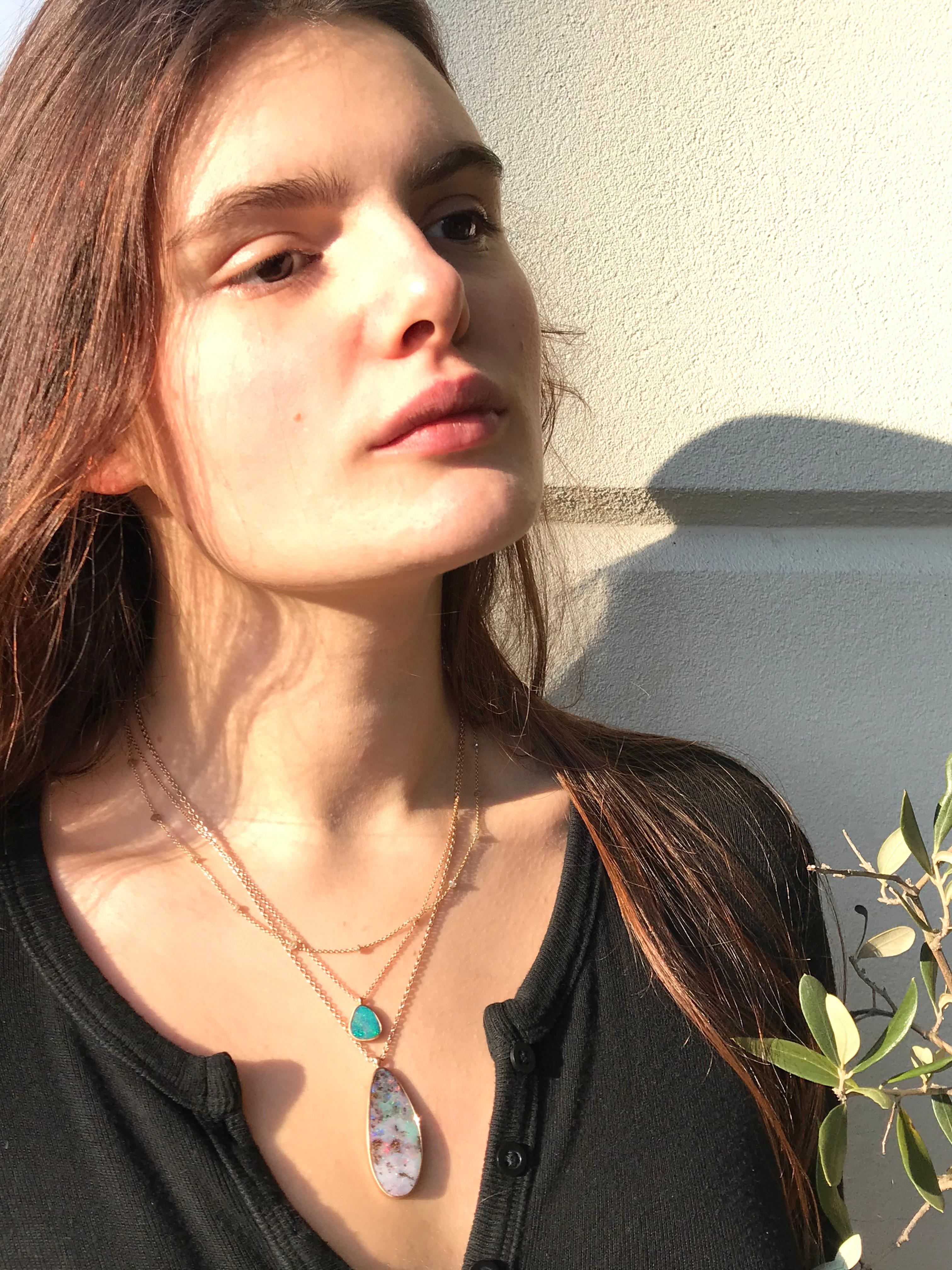 Dalben design One of a Kind, collana in oro rosa 18 carati con finitura opaca e castone incastonato  Opali Boulder australiani di colore rosa-verde, peso totale 21,4 carati. 
Dimensione del ciondolo : 
larghezza massima 18,3 mm 
altezza 40,7 mm