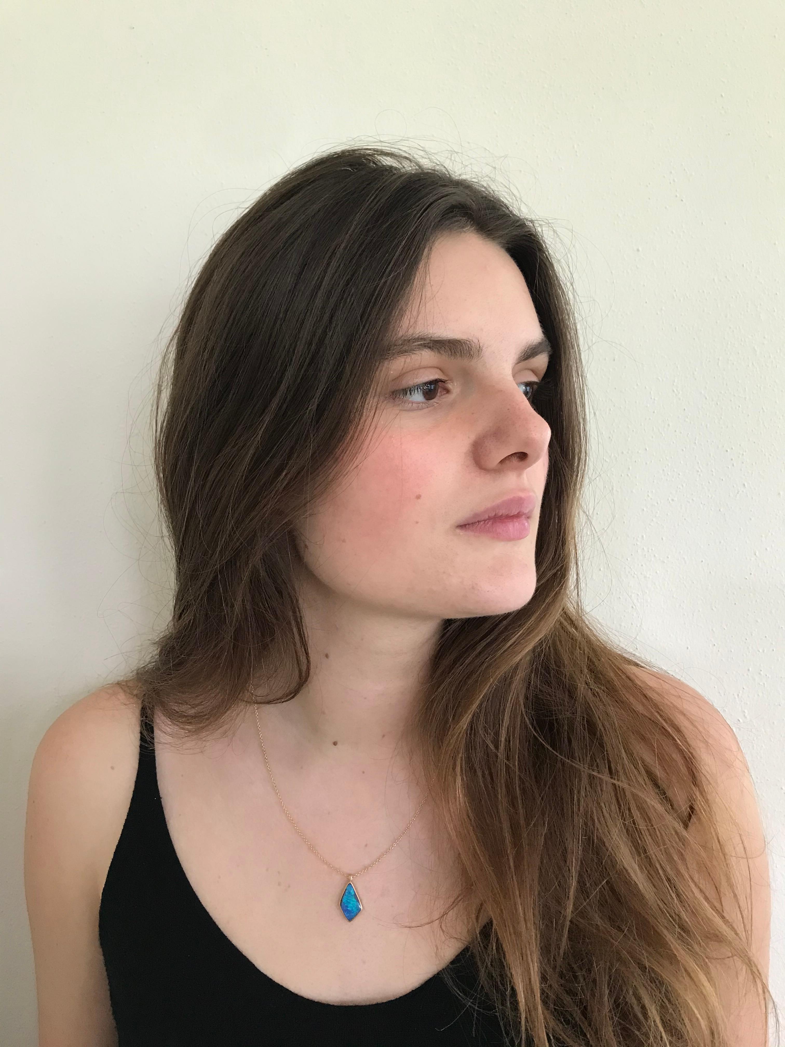 Dalben design One of a Kind Collier en or jaune 18k finition mate avec une bague sertie  bleu foncé australien  Opale de Boulder poids 4,29 carat. 
dimension du pendentif : 
largeur max. 12 mm
hauteur 19 mm
Longueur de la chaîne 47 cm ( 18,5 inch )