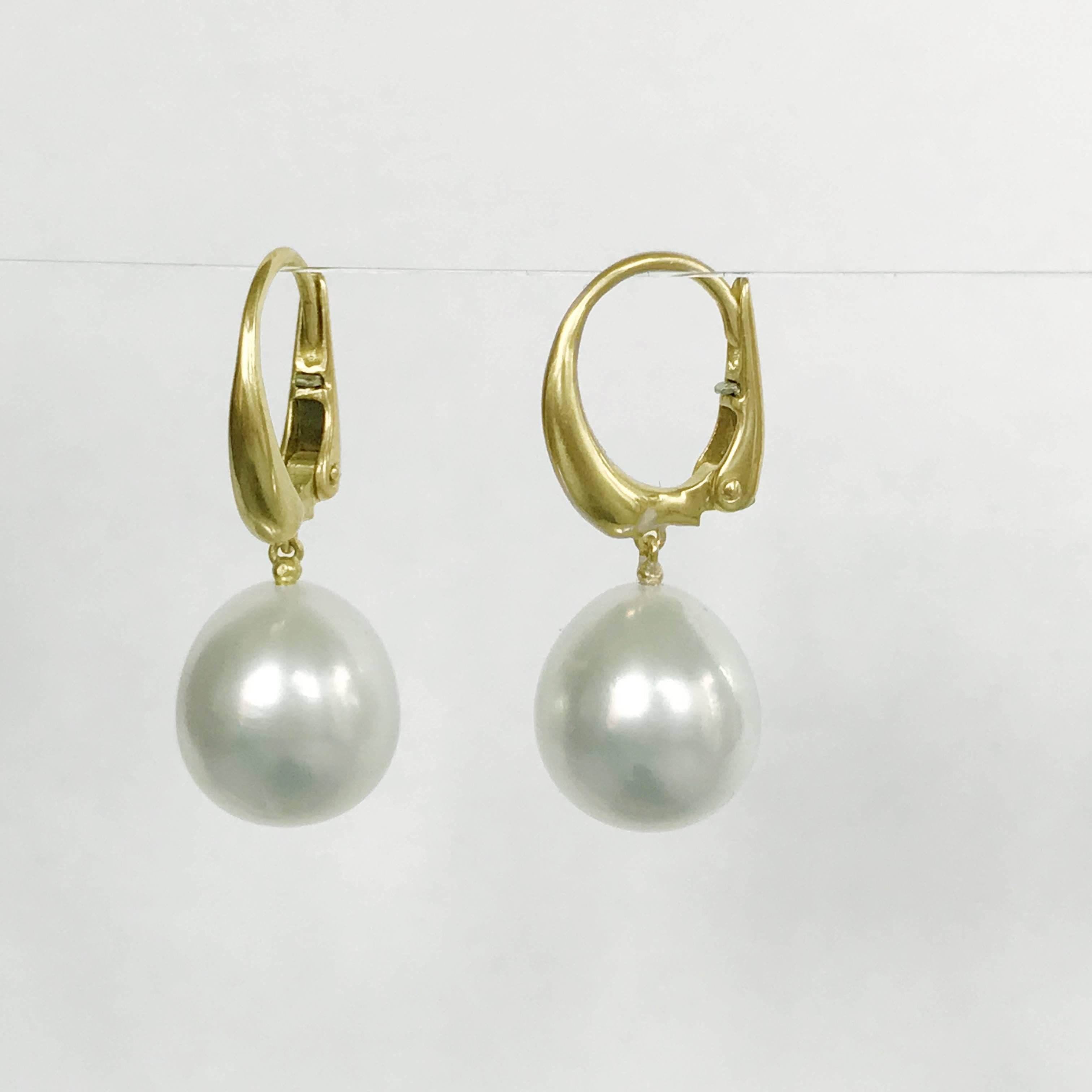 Dalben design 18 kt semi-lucid finished yellow gold earrings with two lightly drop shape Australian South Sea pearls of 11,4 x 12,6 mm  weight 23 carat . 
Earring dimension :  
width 11,4 mm 
height with leverback 28,7 mm  
The earrings has been