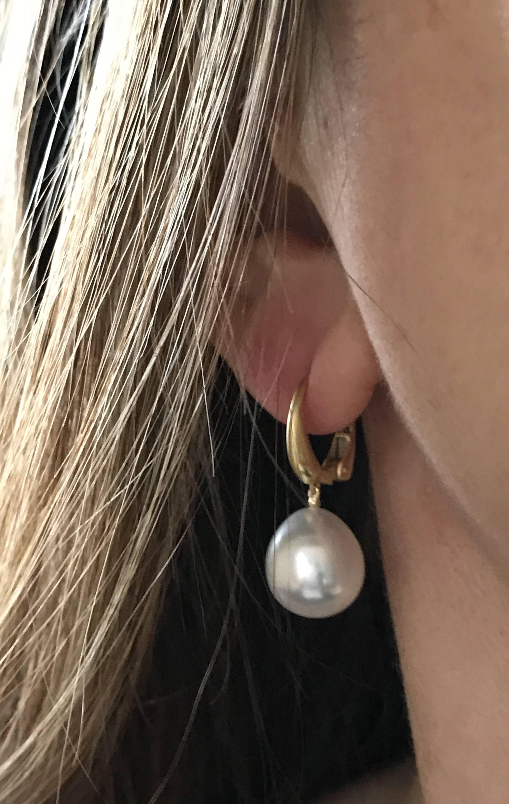 Pendants d'oreilles en or jaune à motif Dalben en perles des mers du Sud d'Australie Neuf - En vente à Como, IT