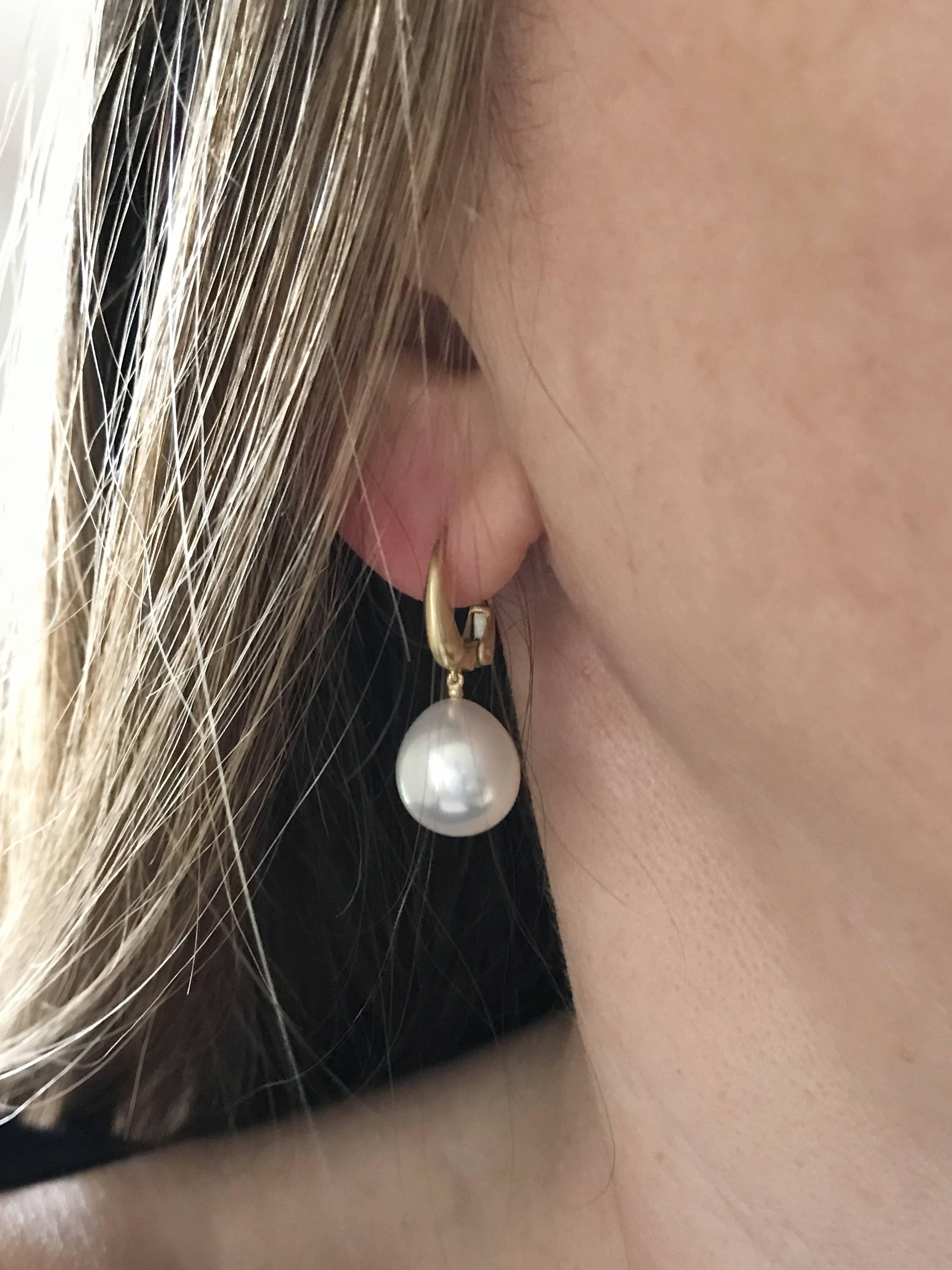 Pendants d'oreilles en or jaune à motif Dalben en perles des mers du Sud d'Australie Pour femmes en vente