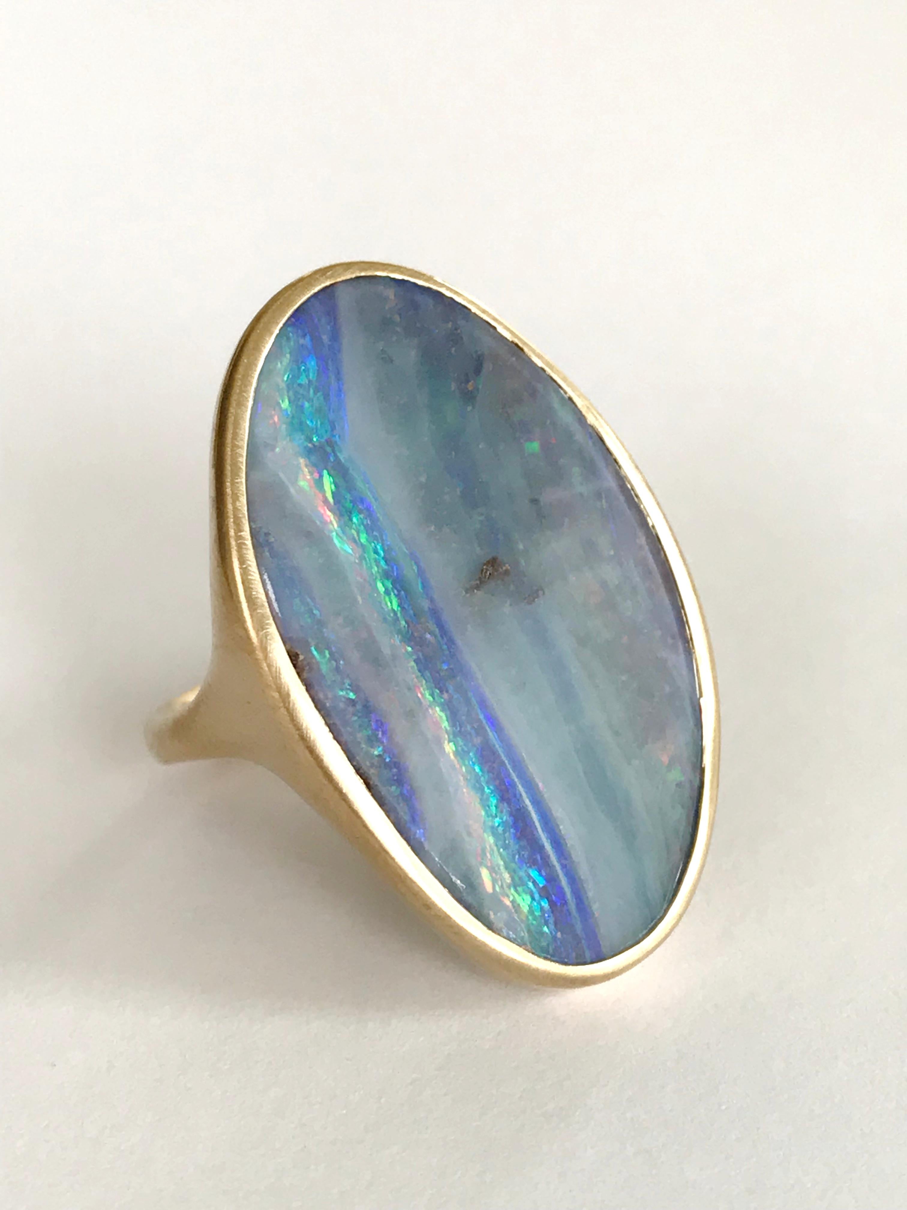 Dalben Design Großer ovaler australischer Boulder-Opal-Gelbgoldring (Ovalschliff) im Angebot