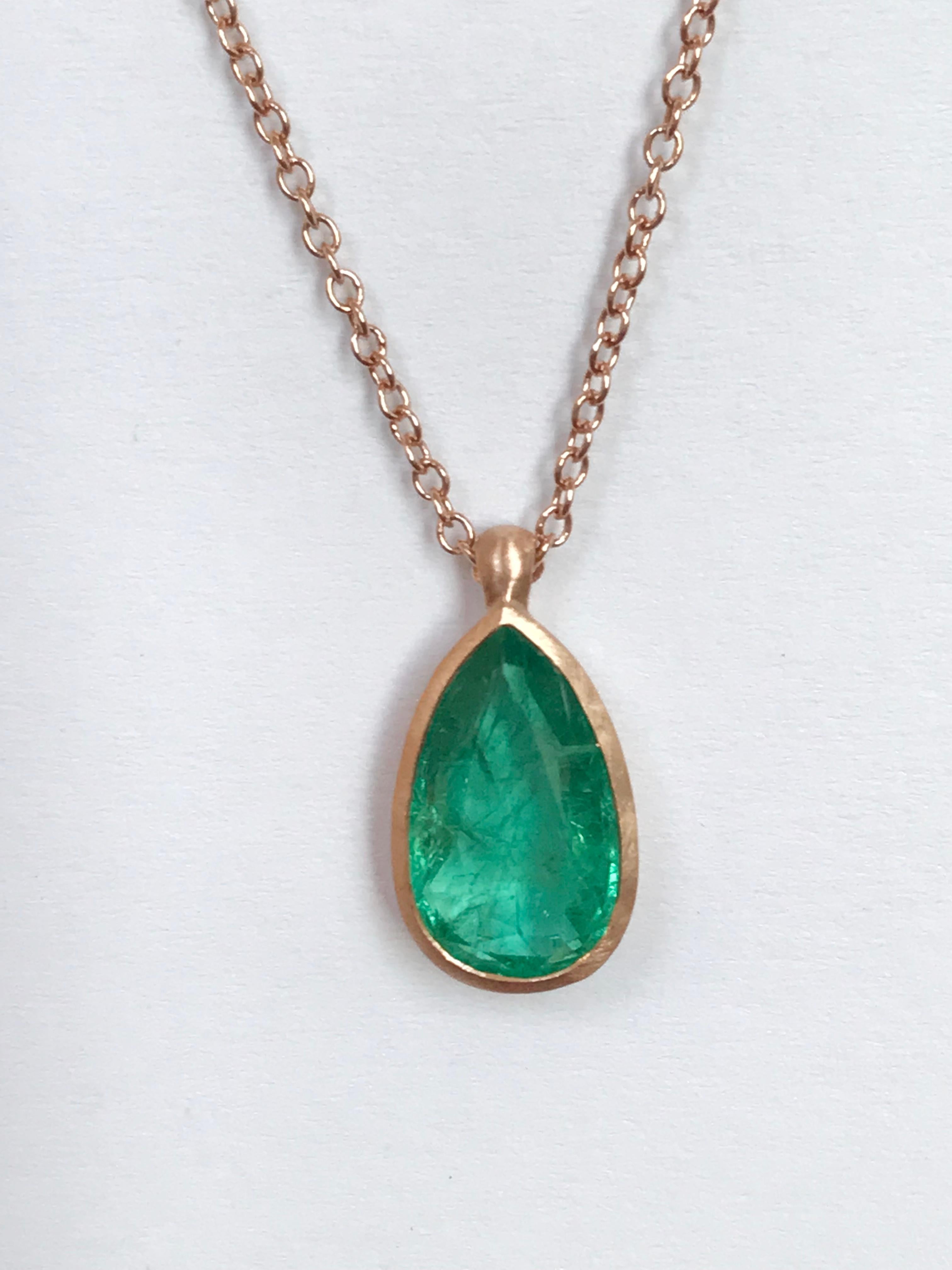 Design Dalben  Ciondolo in oro rosa 18k con finitura satinata  con una lunetta incastonata  smeraldo sfaccettato a forma di goccia proveniente dallo Zambia del peso di 2,64 carati. 
Dimensione del ciondolo a goccia : 
larghezza 8,4 mm
altezza 13,5