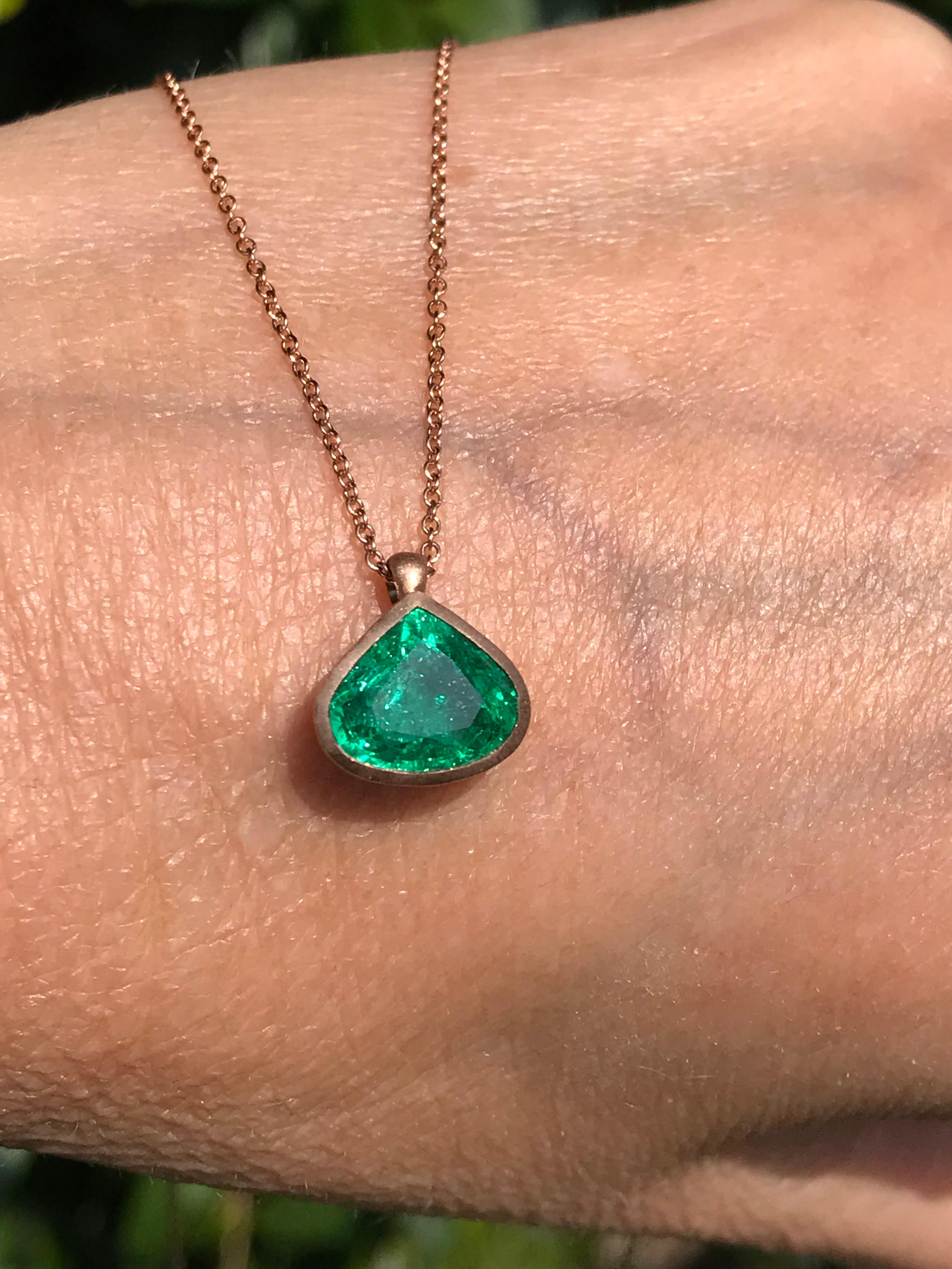 Pear Cut Dalben Design Emerald Rose Gold Necklace For Sale