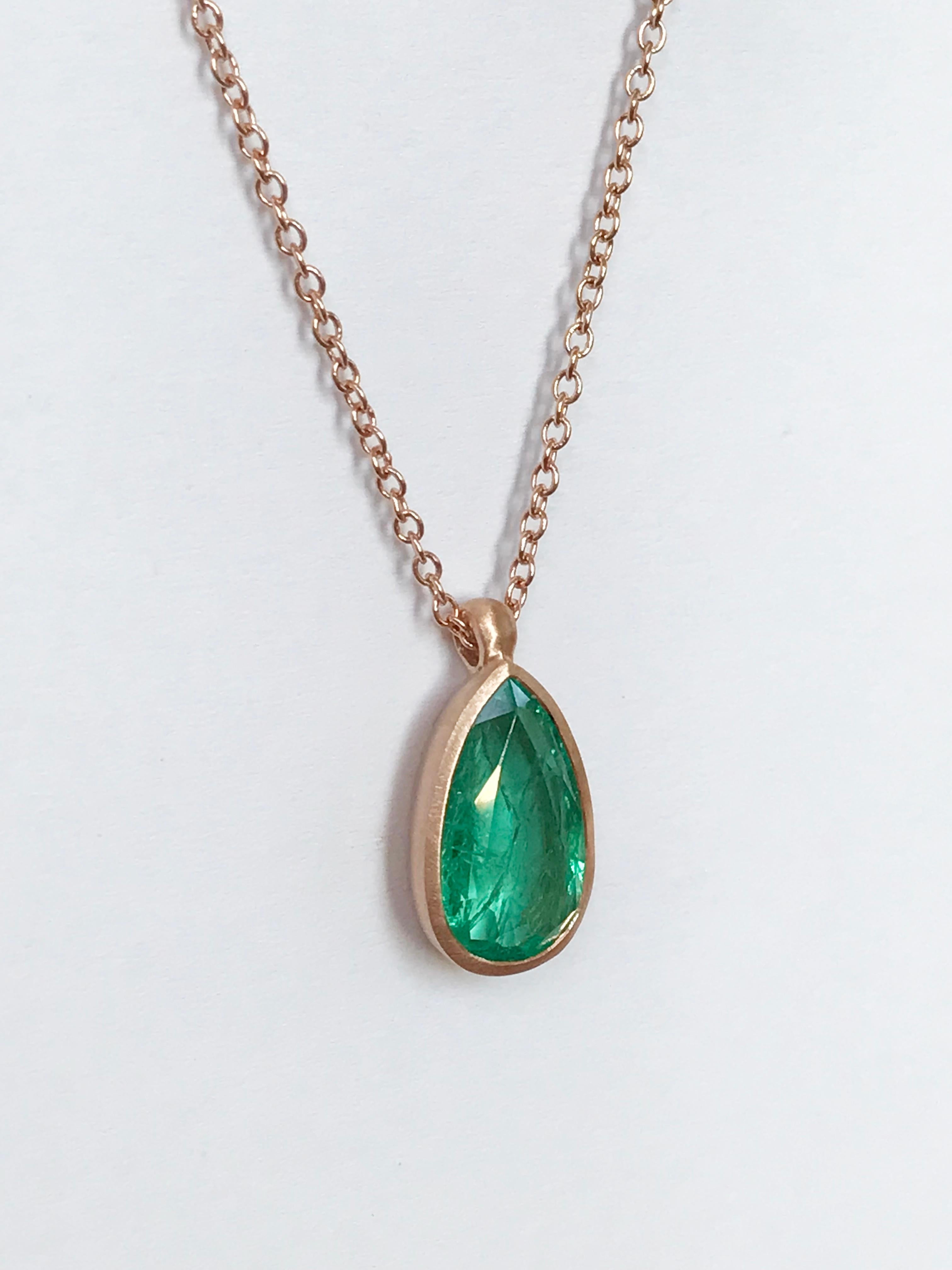 Taglio a goccia Dalben Design/One Collana in oro rosa con smeraldo in vendita