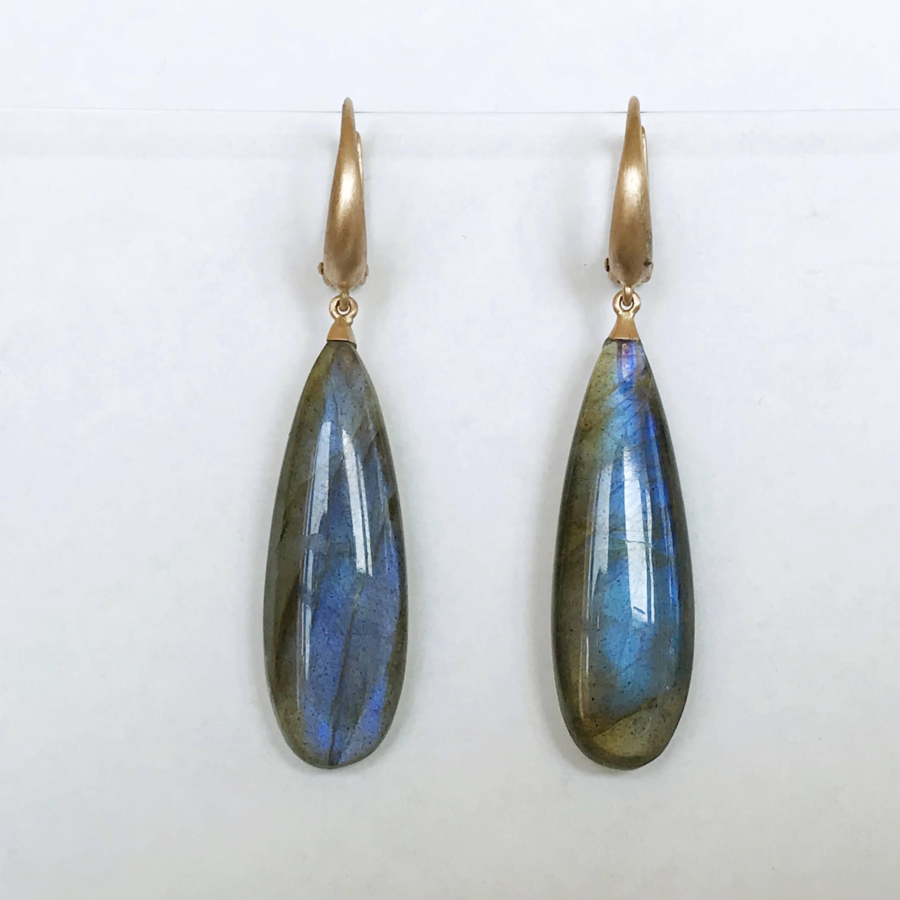 Dalben design 18 kt satin finished rose gold earrings with two drop shape grey-brown with blue flash Labradorite 10 x 30 mm . 
Earring dimension : 
width 10 mm 
height with leverback 47 mm 
The earrings has been designed and handcrafted in our
