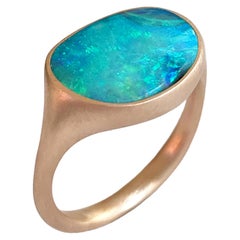 Dalben Design Anillo de oro rosa con ópalo australiano de canto rodado azul claro