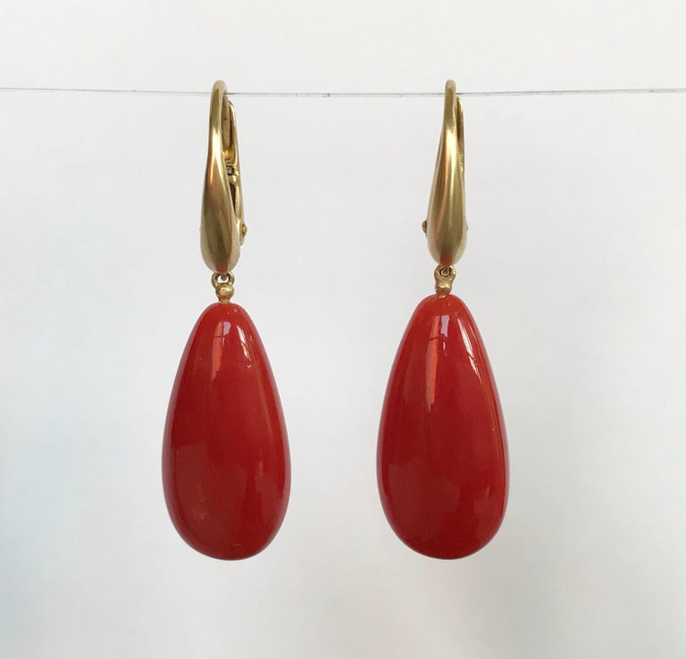Dalben Design Mediterranean Long Drop Red Coral Yellow Gold Dangle Earring In New Condition For Sale In Como, IT