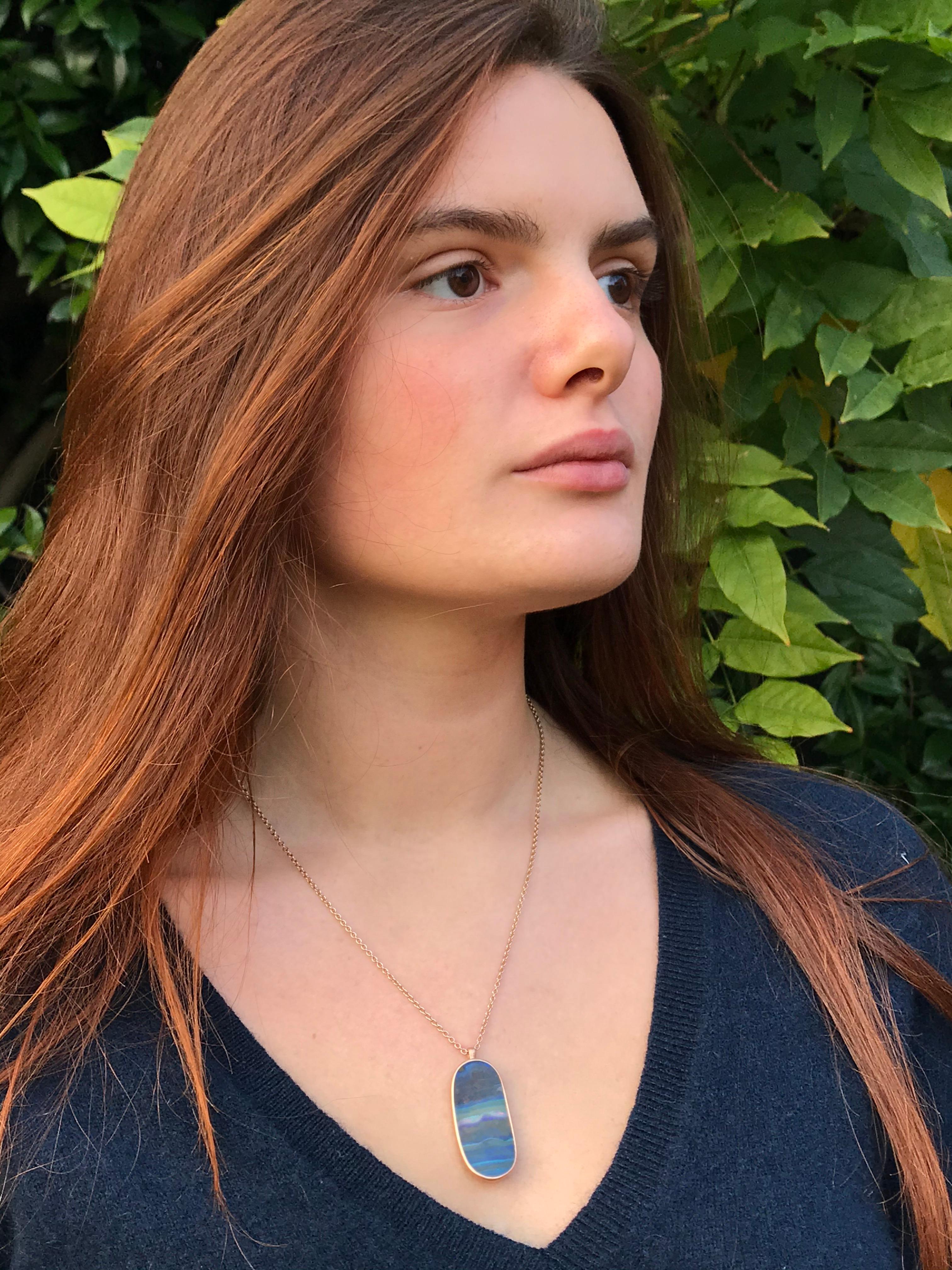 Collier One of a Kind en or rose 18k finition mate avec une opale australienne Boulder Opal ovale bleue de 22,8 ct et une opale australienne ronde de 0,46 ct sur le fermoir en or rose. 
dimension du pendentif : 
largeur 18,4 mm 
hauteur 38,4 mm