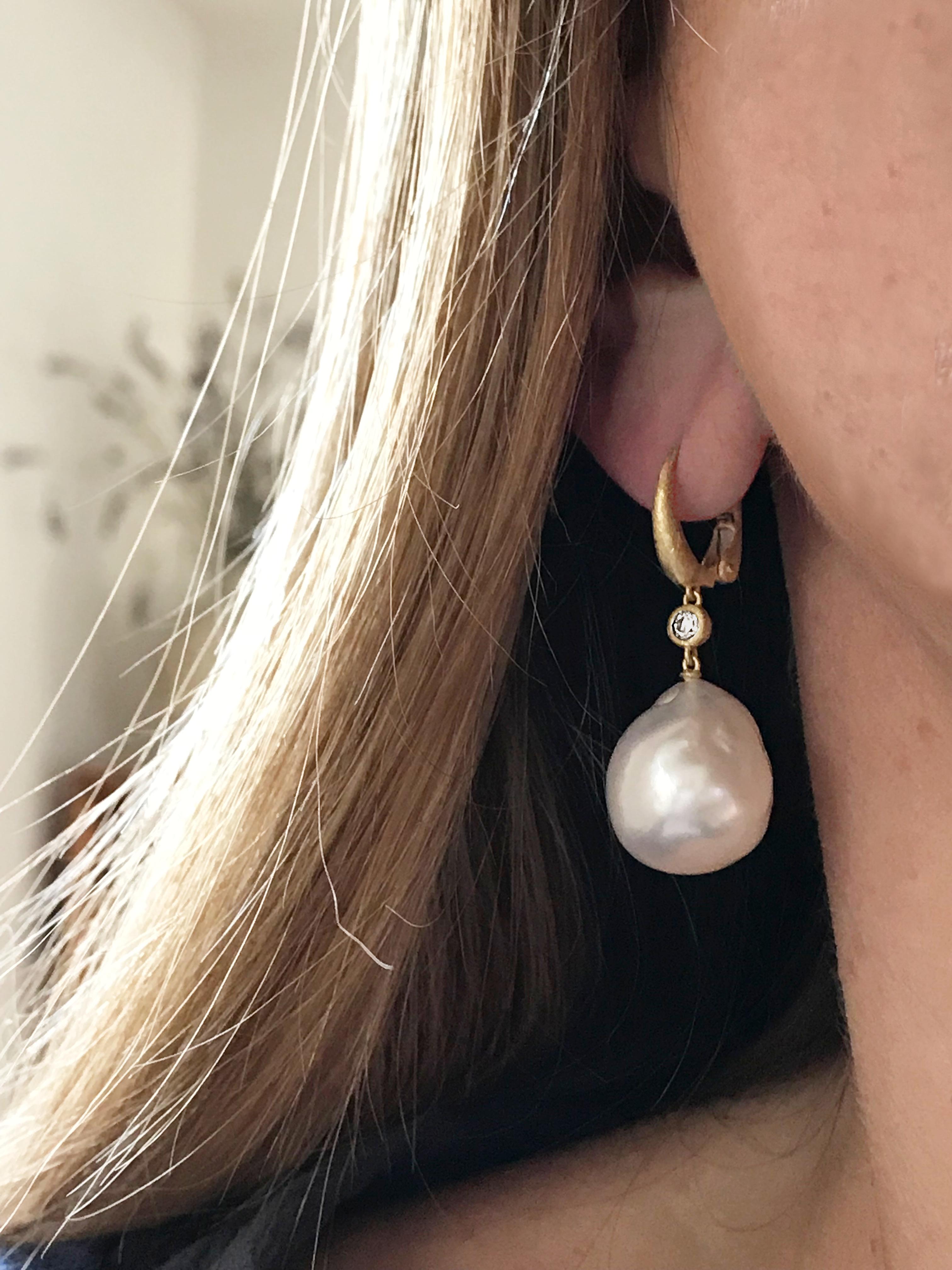 Dalben Design South Sea Baroque Pearl and Diamond Yellow Gold Dangle Earrings In New Condition For Sale In Como, IT