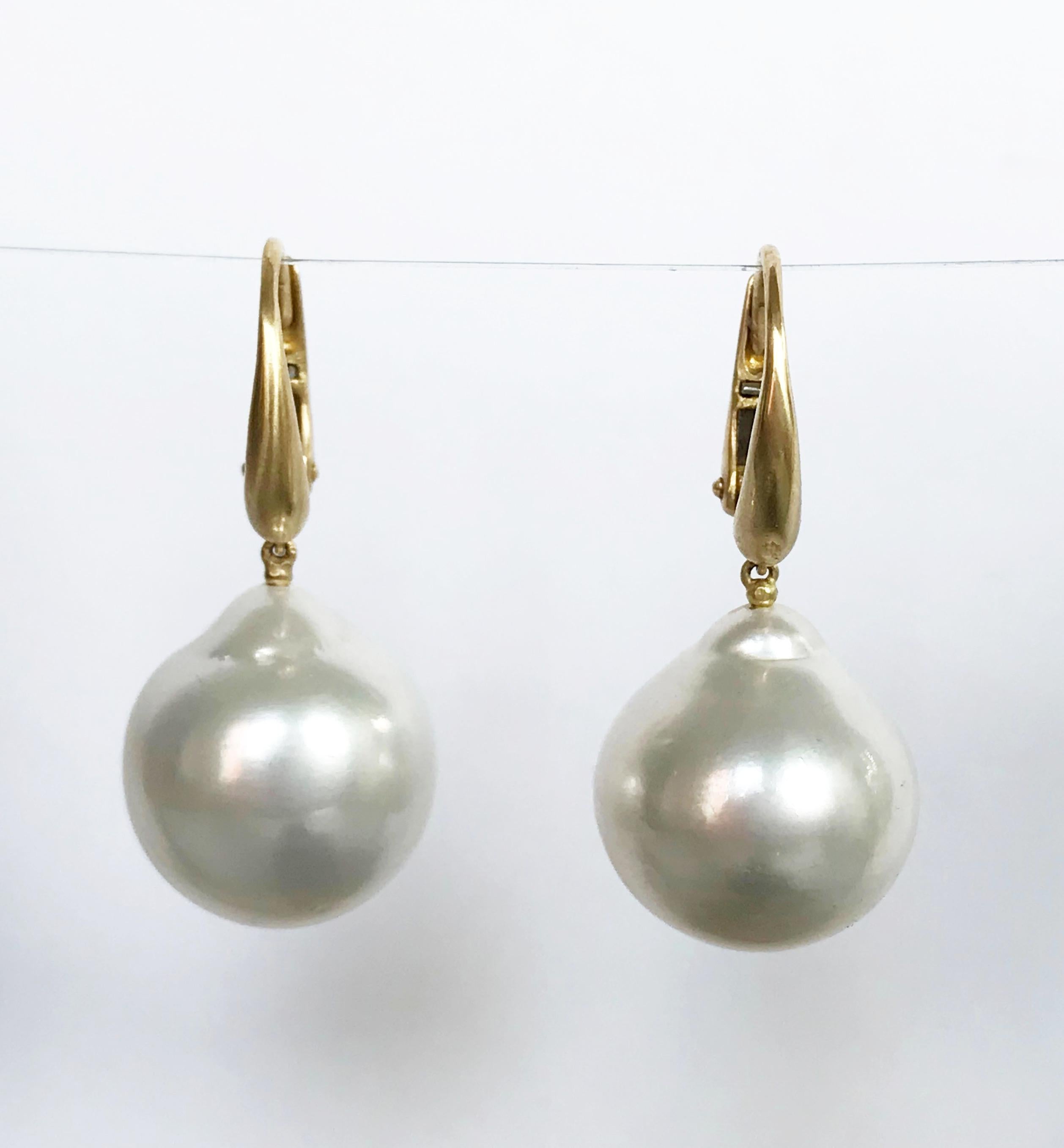 Dalben design 18 kt semi-lucid finished yellow gold earrings with two baroque drop-shape South Sea pearls of 15,4 x 16,6 mm circa weight 51,5 carat . 
Earring dimension :  
width 15,4 mm 
height with leverback 33,8 mm  
The earrings has been