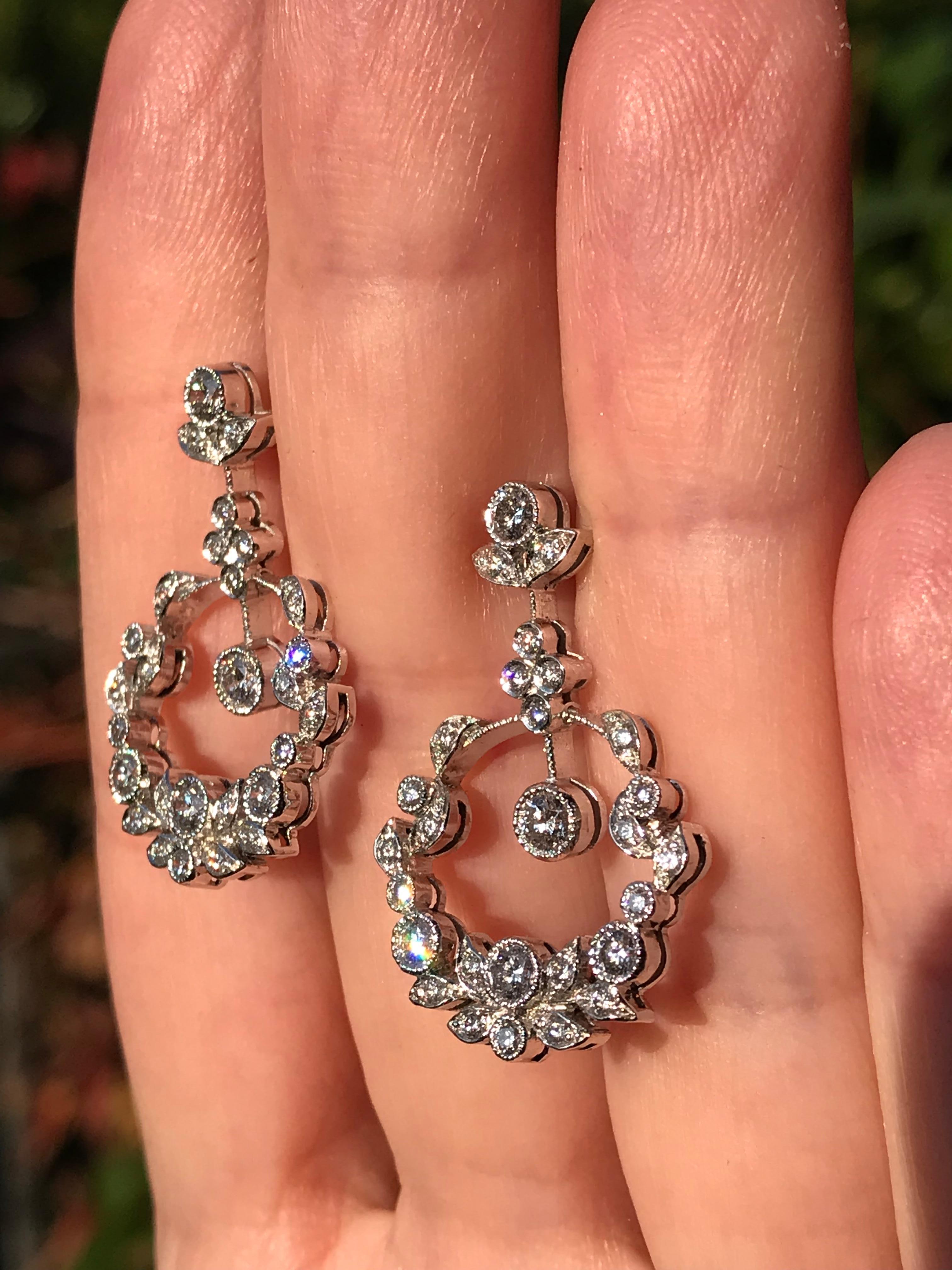 Taille brillant Boucles d'oreilles pendantes en or avec diamants Dalben en vente