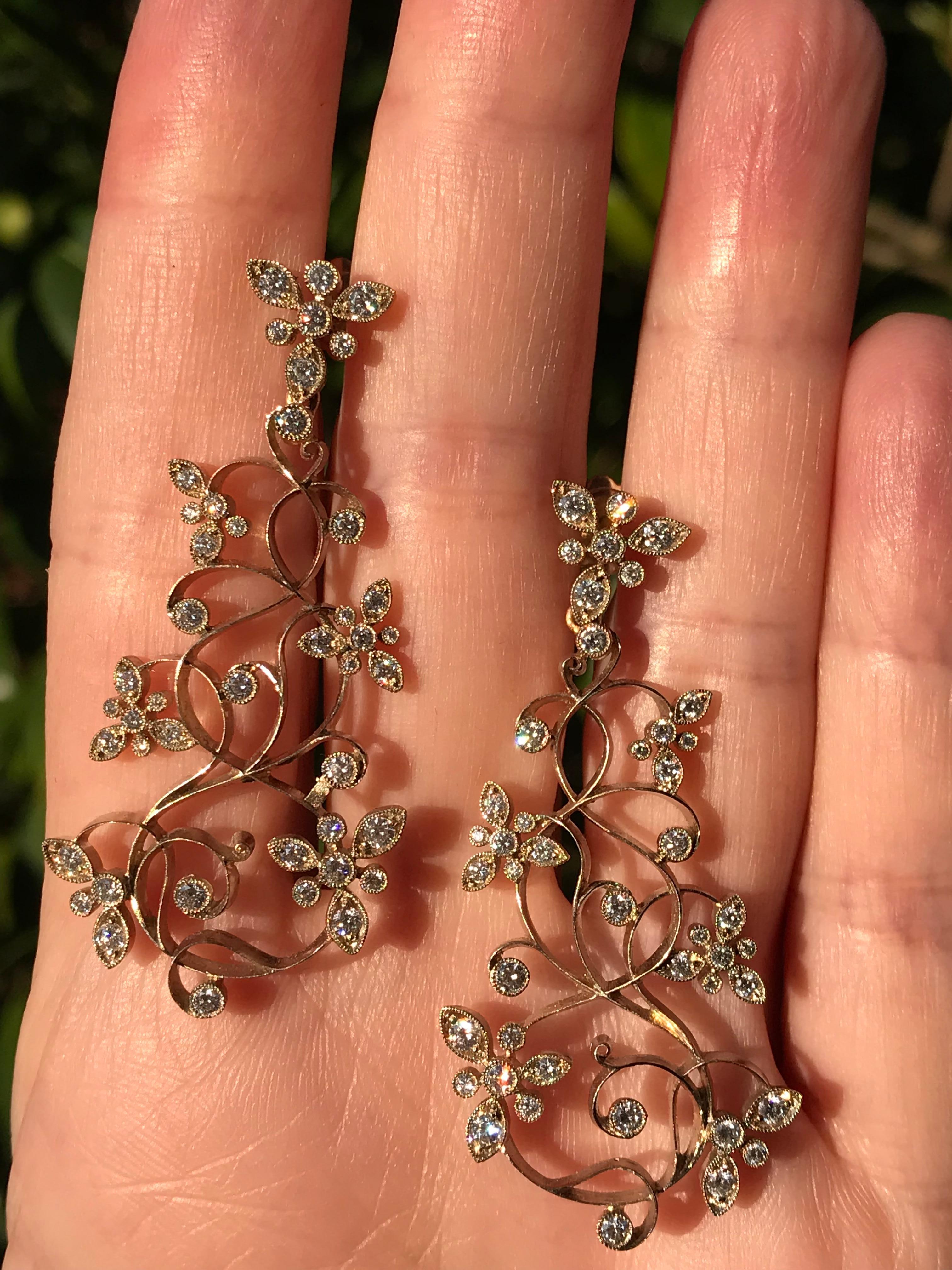 Boucles d'oreilles chandelier floral en or blanc à diamants Dalben en vente 4