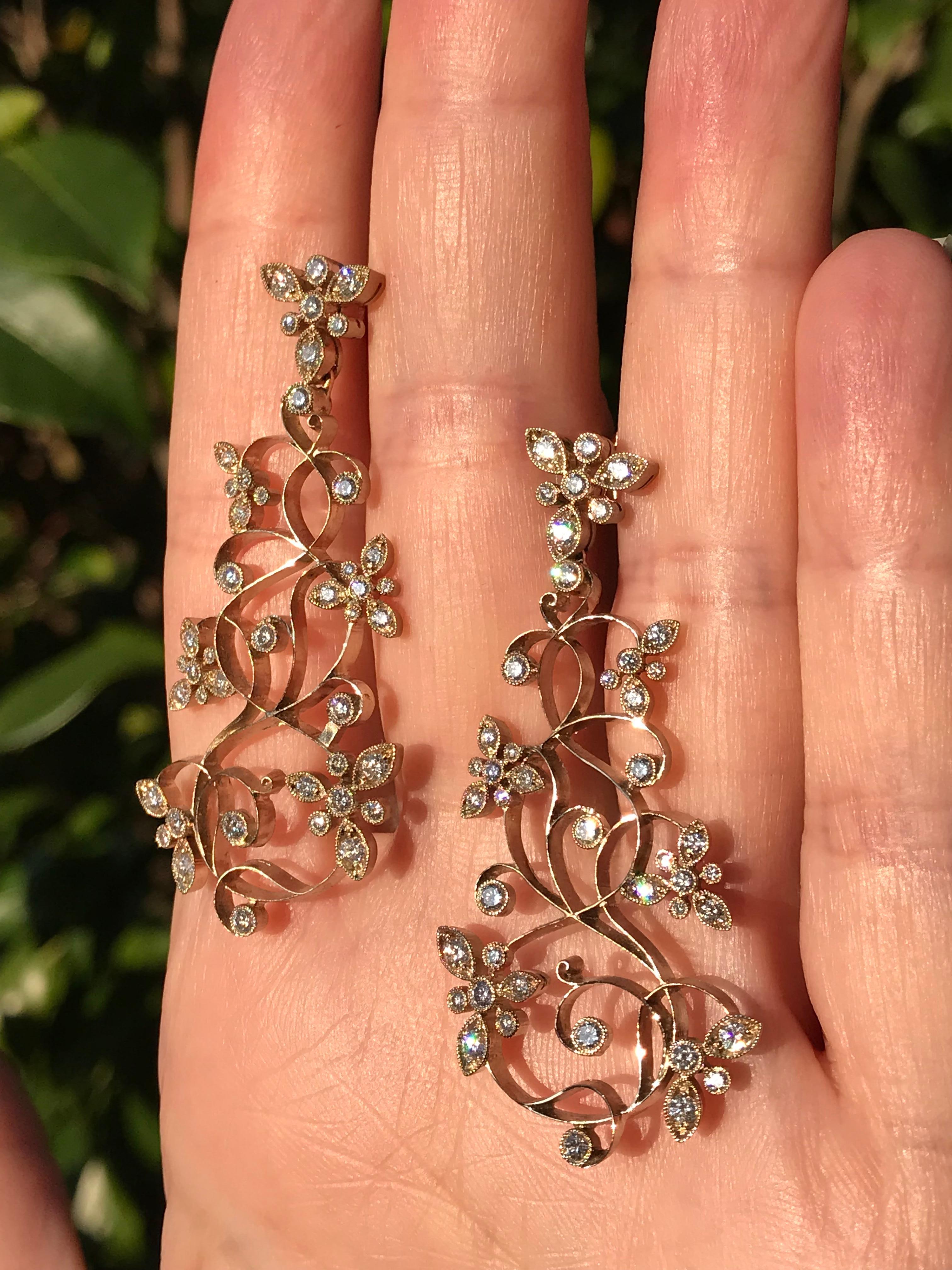 Boucles d'oreilles chandelier floral en or blanc à diamants Dalben en vente 5