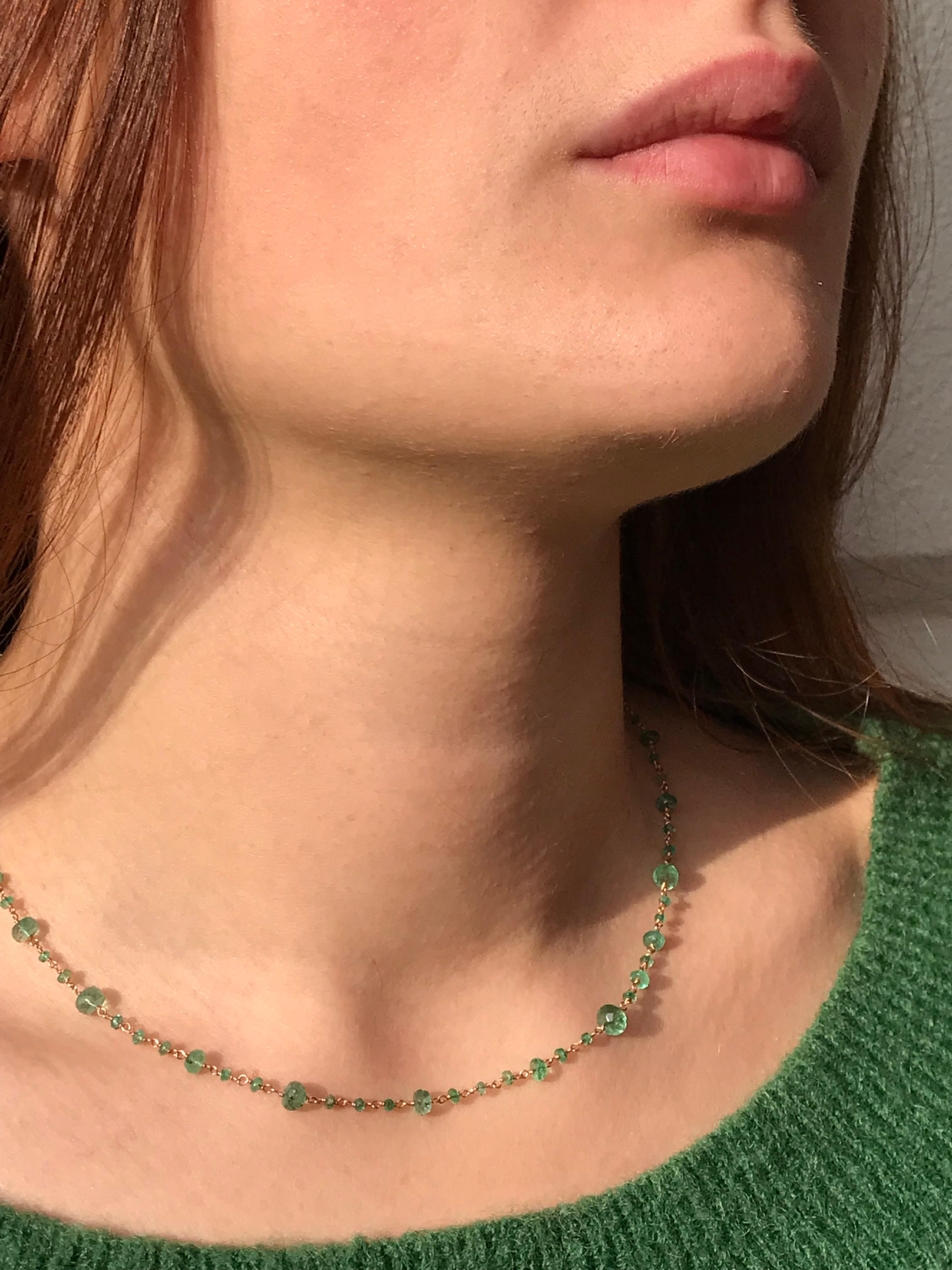 Collier artisanal Design/One composé de perles à facettes de 11,95 carats d'émeraudes de différentes dimensions et d'or rose 18 carats en forme de chapelet. 
La longueur du collier est de 41,5 cm.
Perles à facettes émeraude de 2,5 à 5 mm.
Ce collier