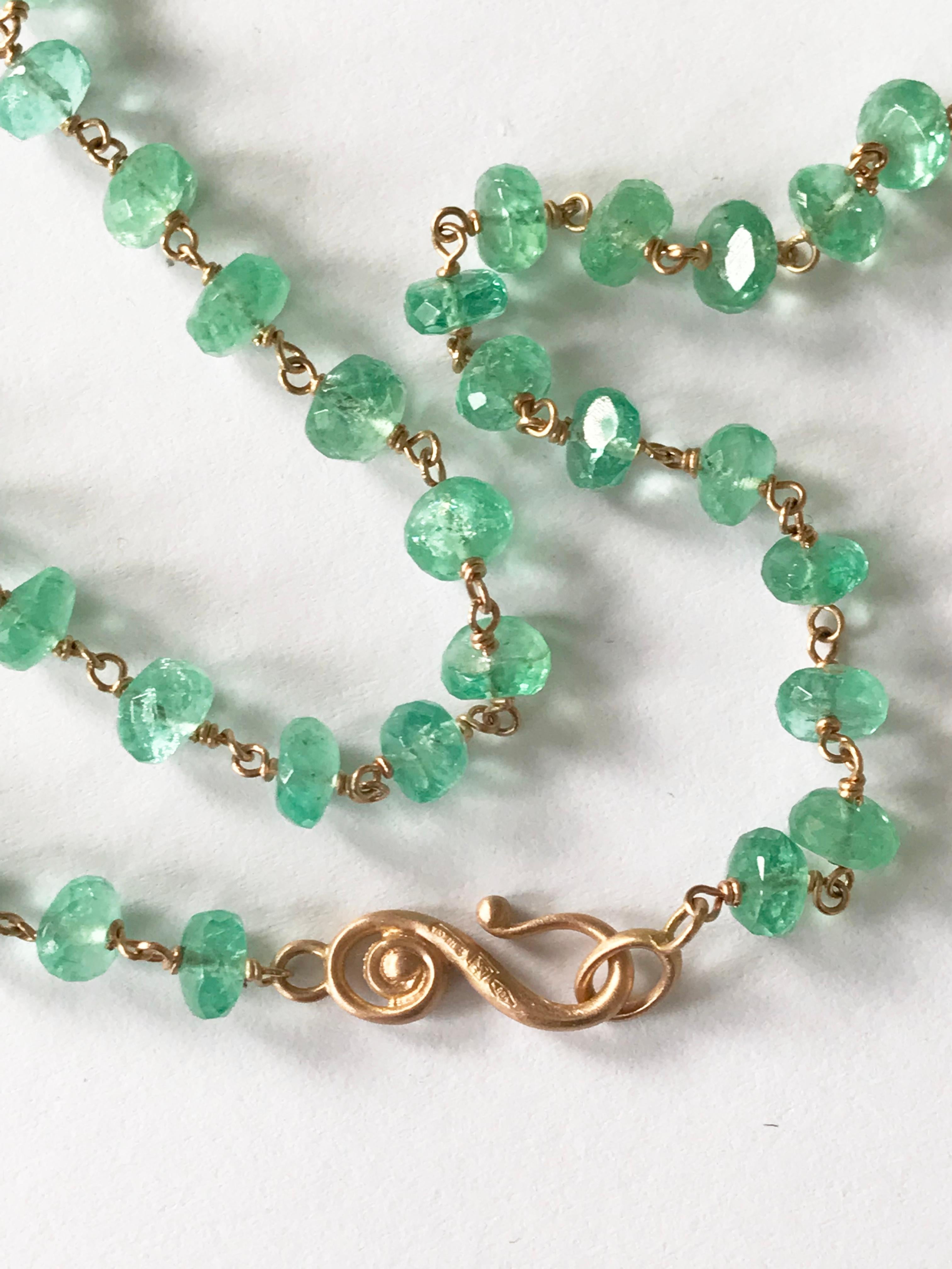 Collana artigianale Dalben design composta da perle sfaccettate di smeraldi da 36 carati  e oro rosa 18 k. in stile rosario. 
La lunghezza della collana è di 16,9 pollici (43 cm).
Perline sfaccettate color smeraldo di dimensioni da  Da 5 a 5,5 mm