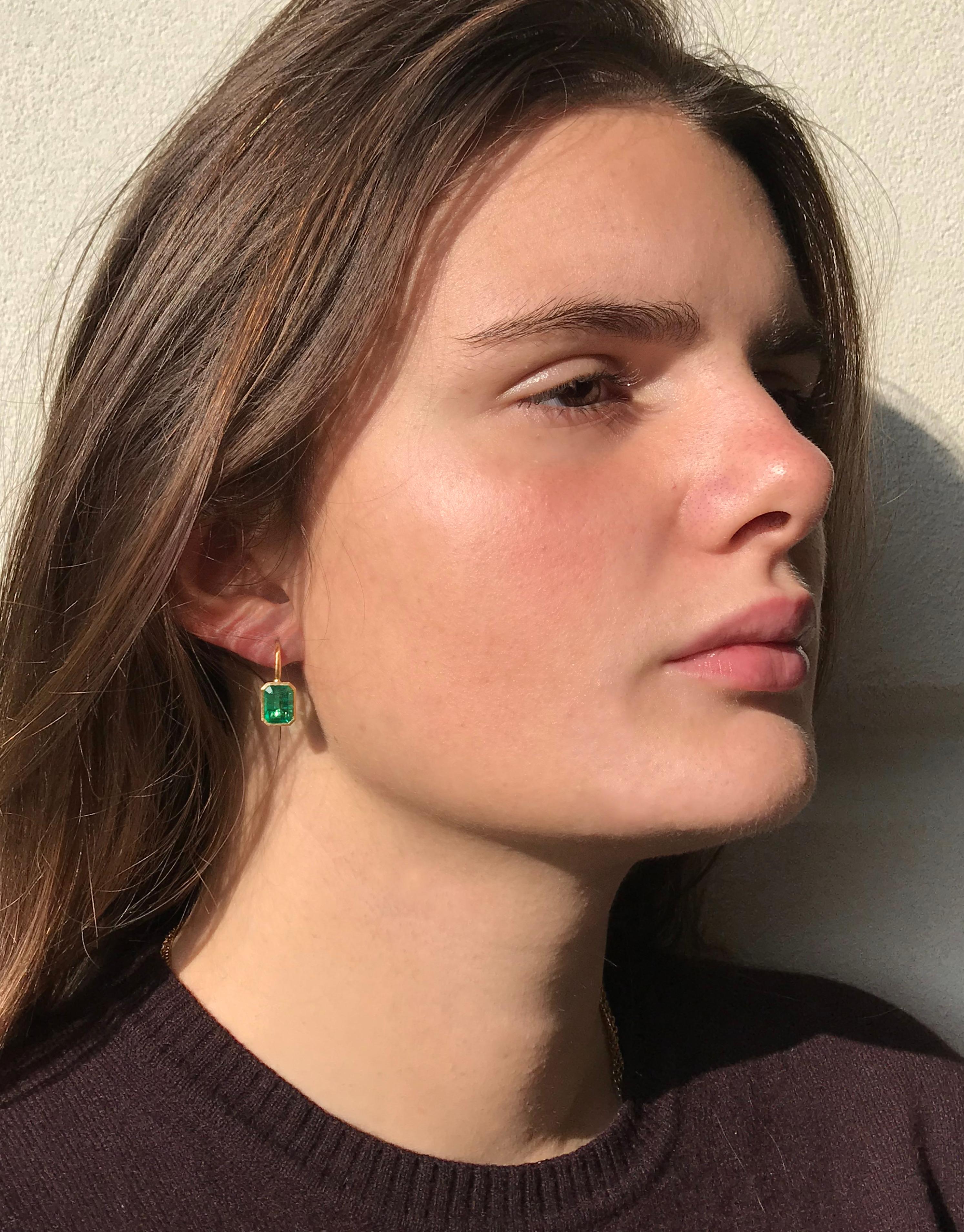 Dalben design  18k yellow gold matte finishing earrings with two bezel-set emerald faceted cut emerald weight 4,66 carats . 
Bezel stone dimensions :
9,9x8,1 - 10,5x8 mm
height with leverback 19,5 mm
The earrings has been designed and handcrafted in
