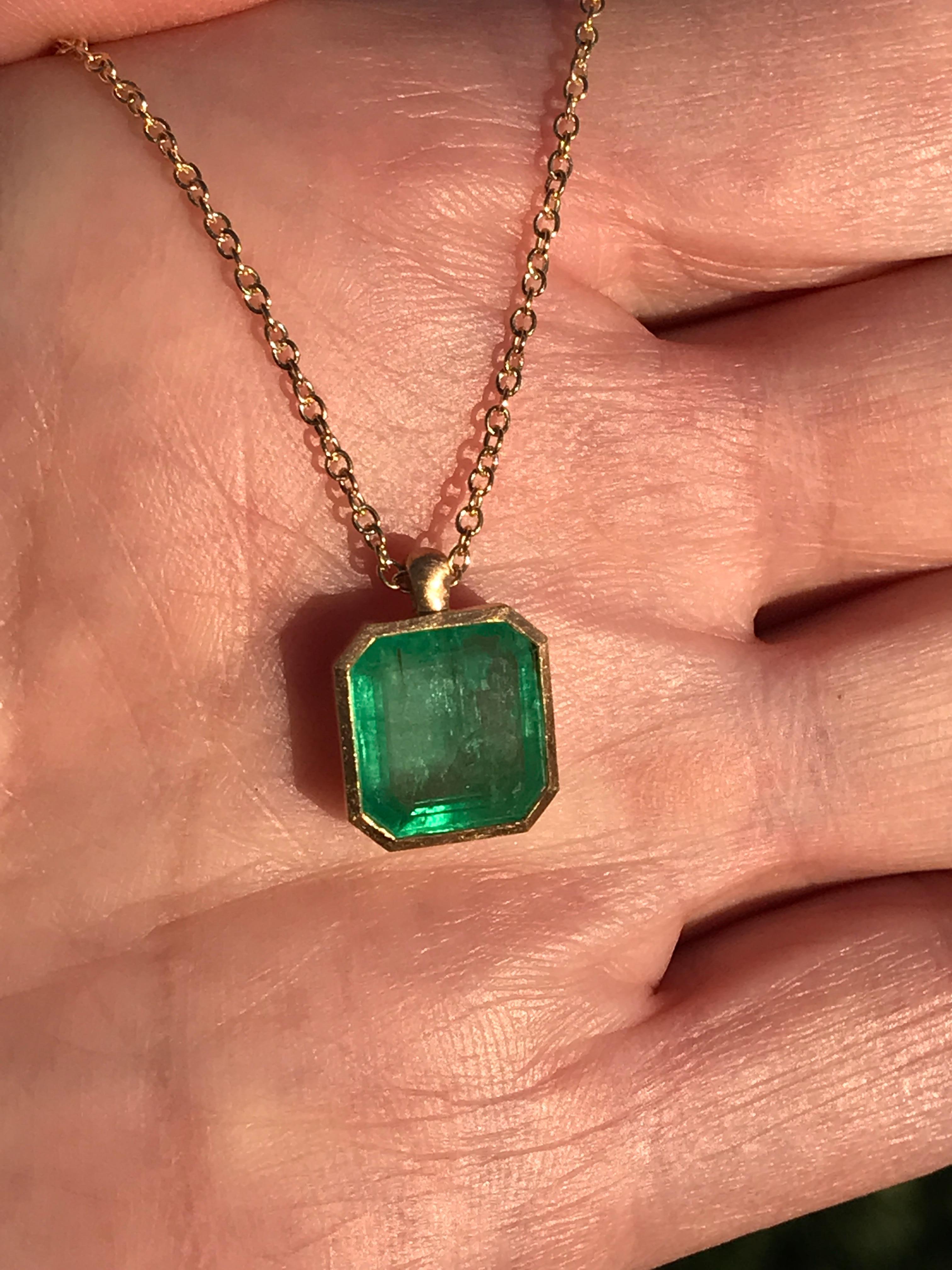 Contemporaneo Dalben Collana in oro giallo con taglio smeraldo in vendita