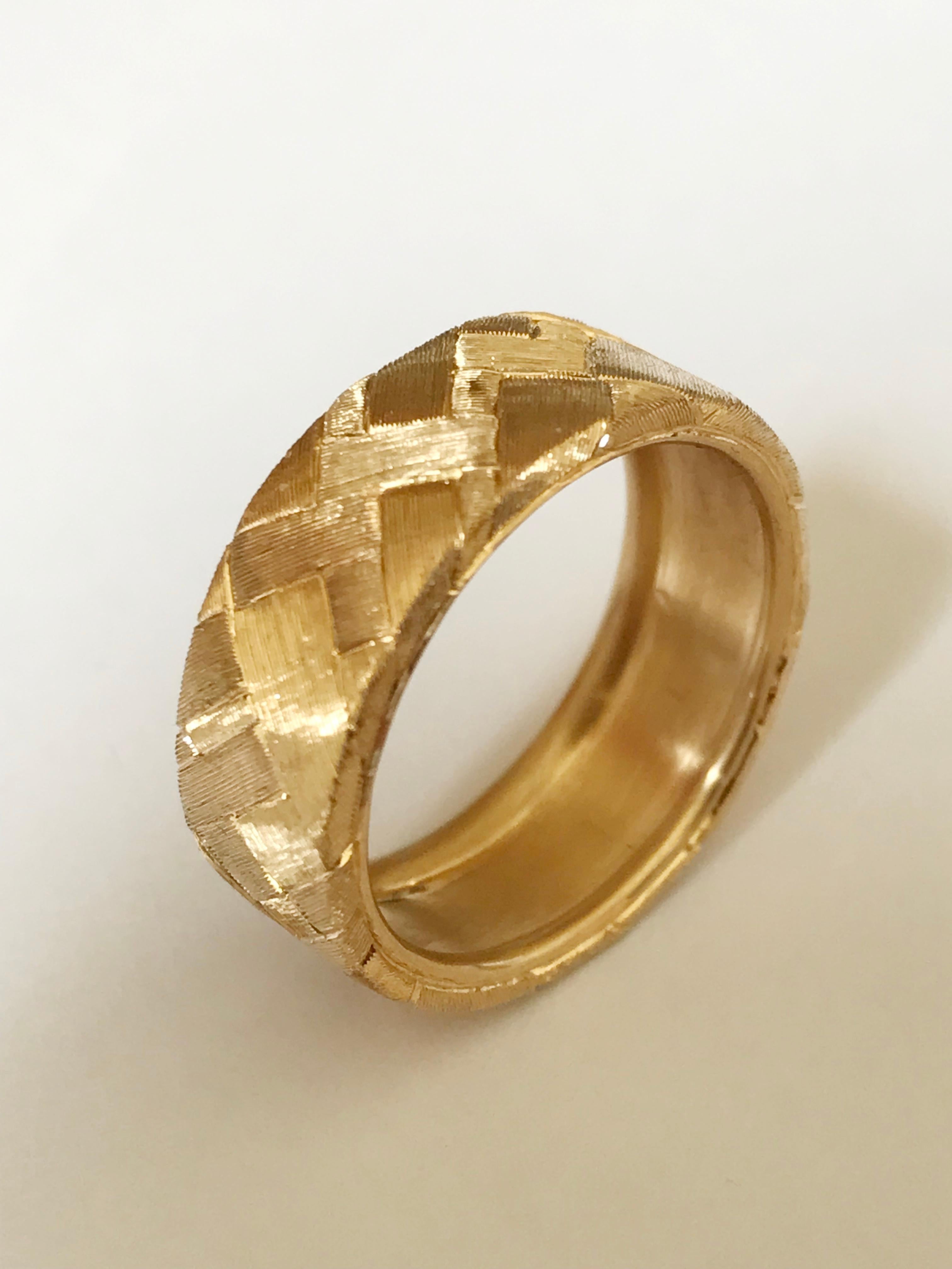Dalben Hand Engraved Gold Band Ring For Sale 2