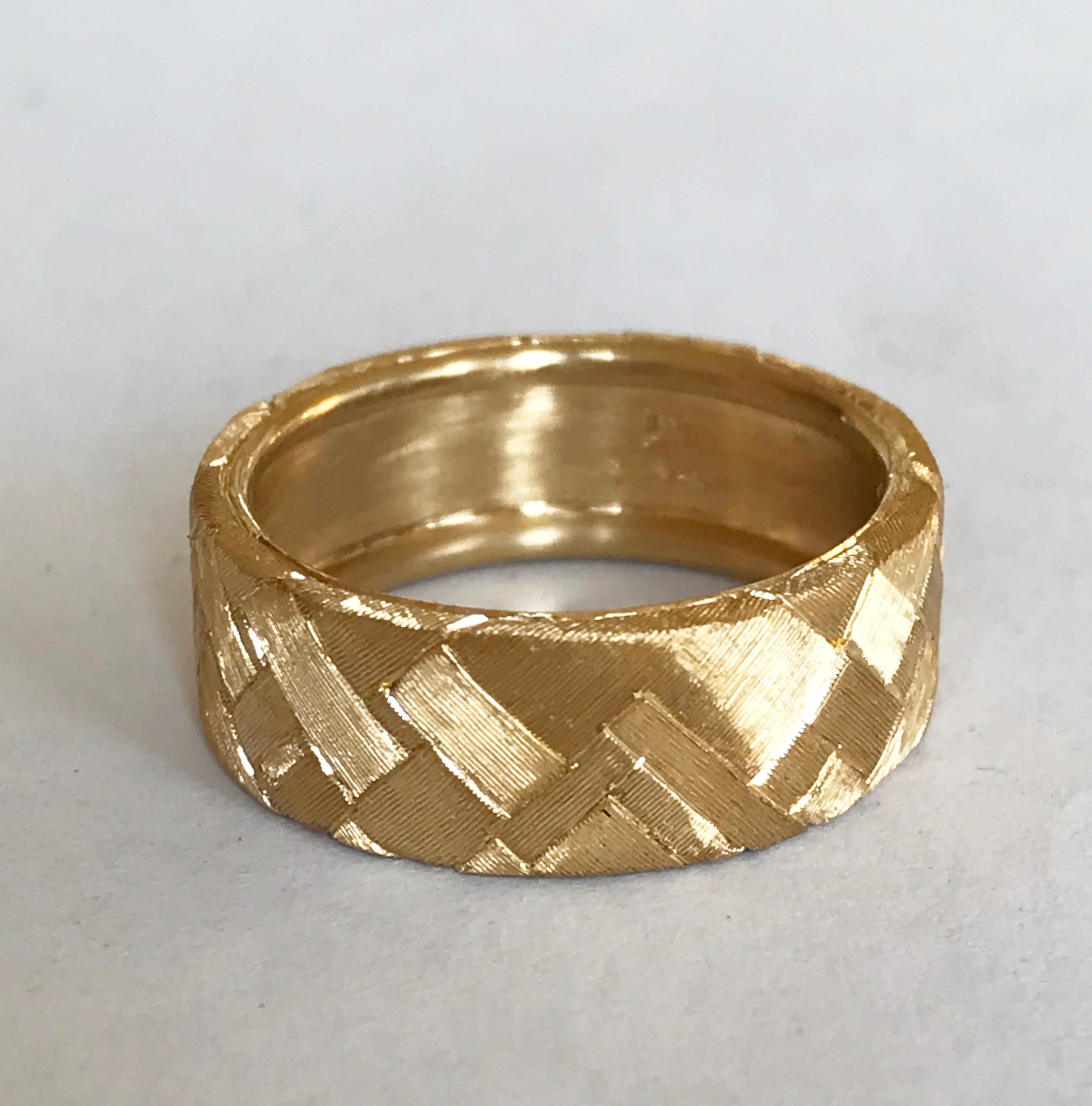 Dalben Hand Engraved Gold Band Ring For Sale 3